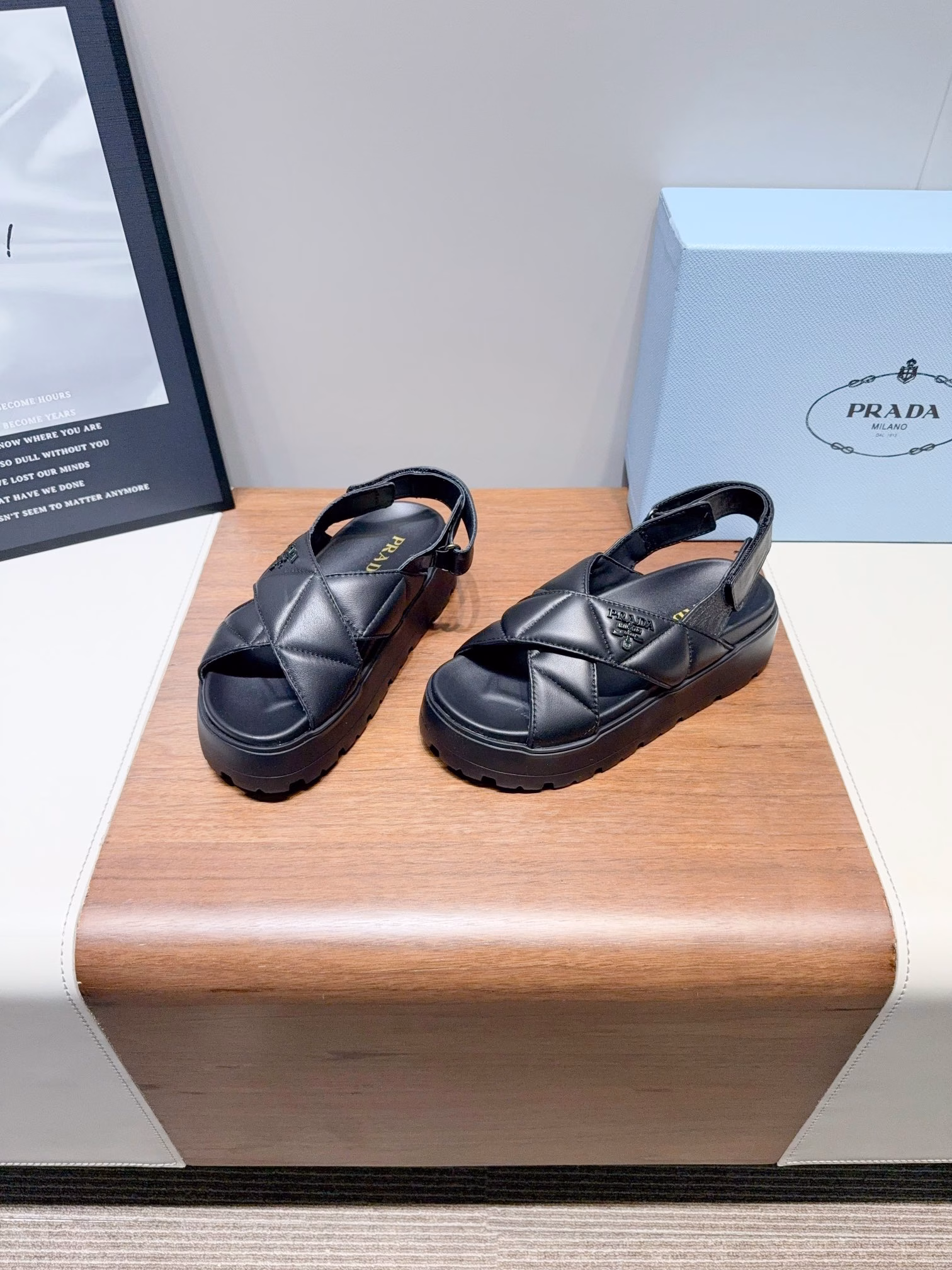 𝐏𝐫𝐚𝐝-Triangle logo flat slippers Prada's latest flat slippersComfortable and light, prepare them quickly when summer comes~ Letter Logo flip flops are non-slip and very comfortable to step on. They are so soft that you can put them in with your eyes closed