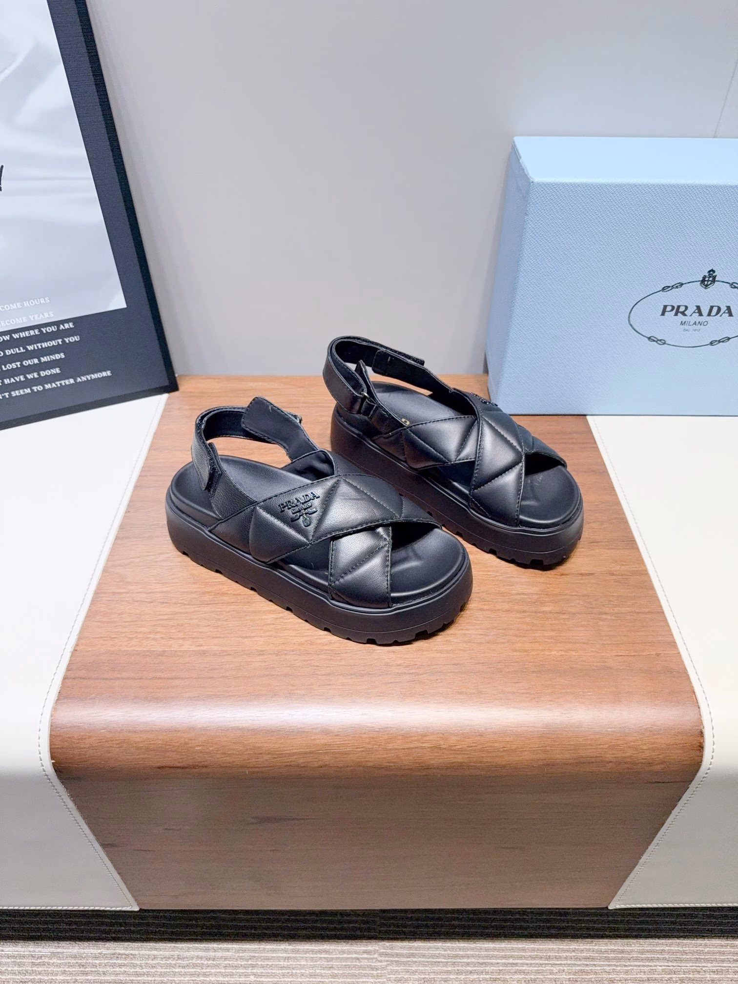 𝐏𝐫𝐚𝐝-Triangle logo flat slippers Prada's latest flat slippersComfortable and light, prepare them quickly when summer comes~ Letter Logo flip flops are non-slip and very comfortable to step on. They are so soft that you can put them in with your eyes closed