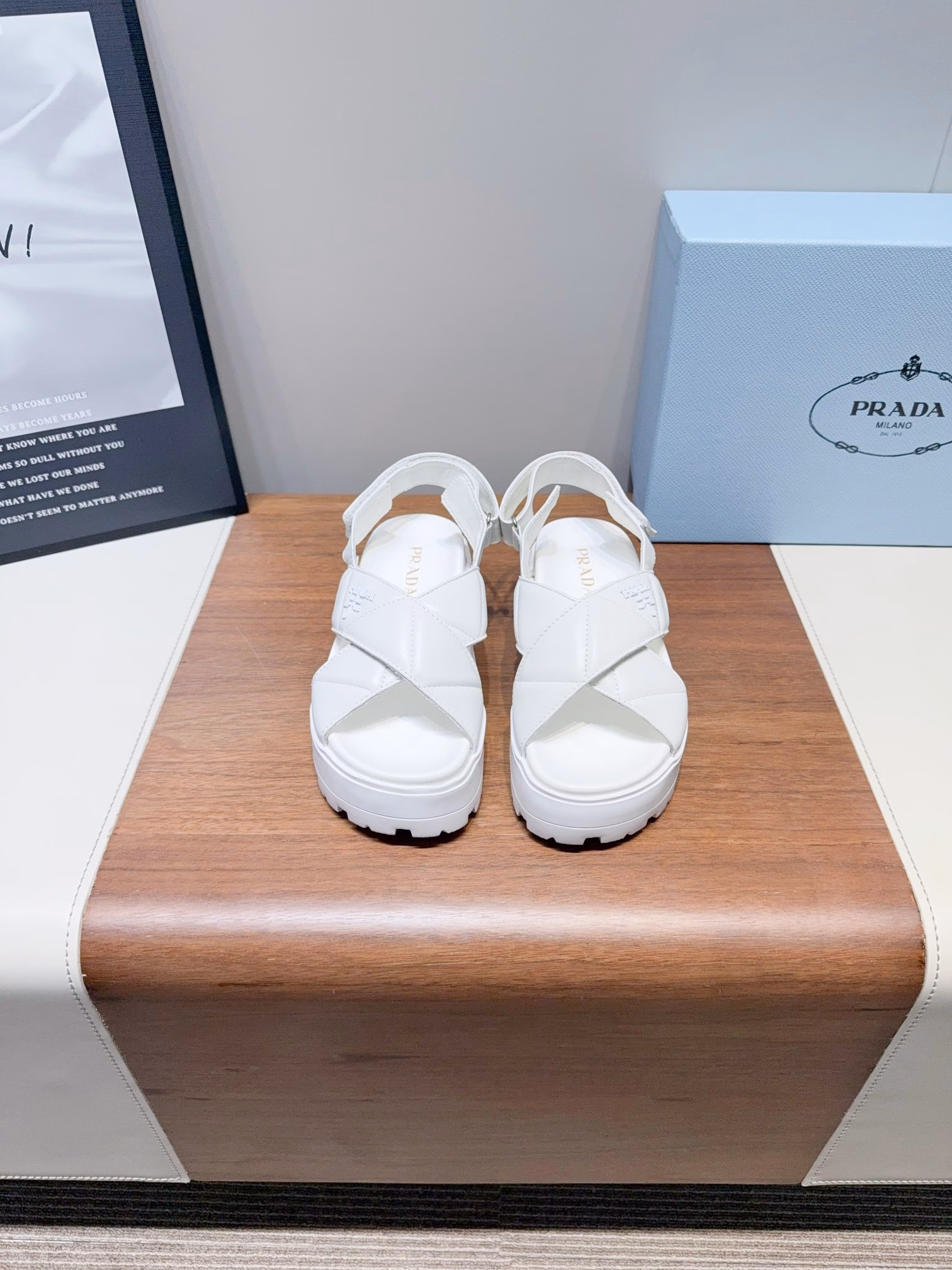 𝐏𝐫𝐚𝐝-Triangle logo flat slippers Prada's latest flat slippersComfortable and light, prepare them quickly when summer comes~ Letter Logo flip flops are non-slip and very comfortable to step on. They are so soft that you can put them in with your eyes closed