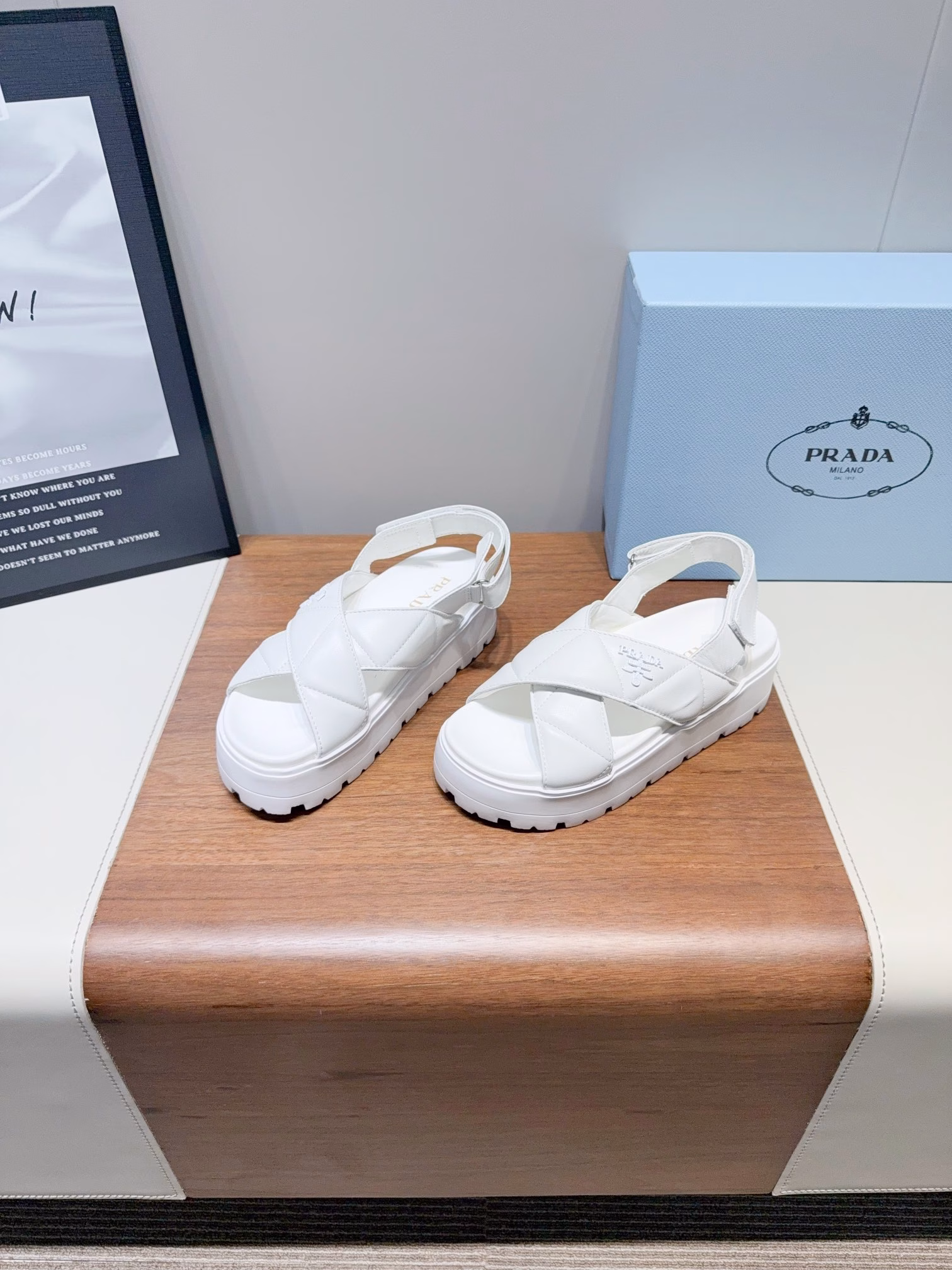 𝐏𝐫𝐚𝐝-Triangle logo flat slippers Prada's latest flat slippersComfortable and light, prepare them quickly when summer comes~ Letter Logo flip flops are non-slip and very comfortable to step on. They are so soft that you can put them in with your eyes closed