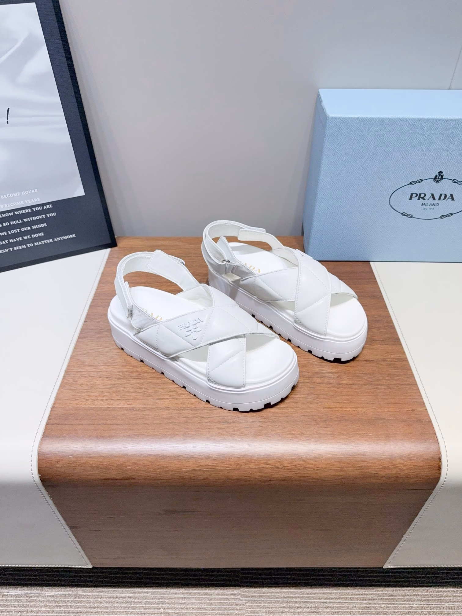 𝐏𝐫𝐚𝐝-Triangle logo flat slippers Prada's latest flat slippersComfortable and light, prepare them quickly when summer comes~ Letter Logo flip flops are non-slip and very comfortable to step on. They are so soft that you can put them in with your eyes closed