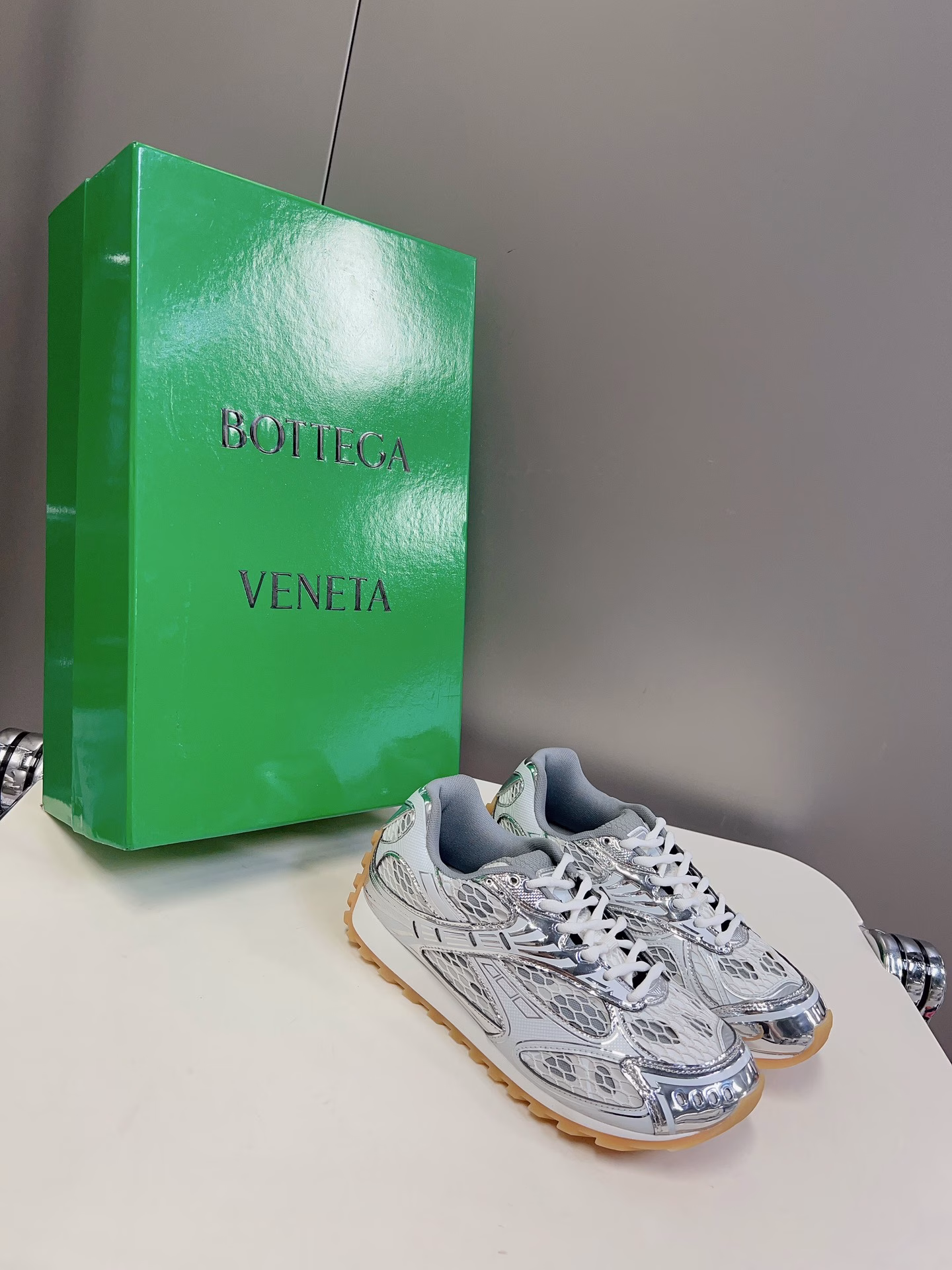 Bottega Veneta Orbit sneakers Wang Yibo same style couple style dad shoesRunner sneakers, made of lightweight technology mesh fabric.With geometric pattern design rubber outsole, Wangzha series high versionLook for the wrapping processActually increase the height a lot, still make the legs look thinVery niceDurable and durable