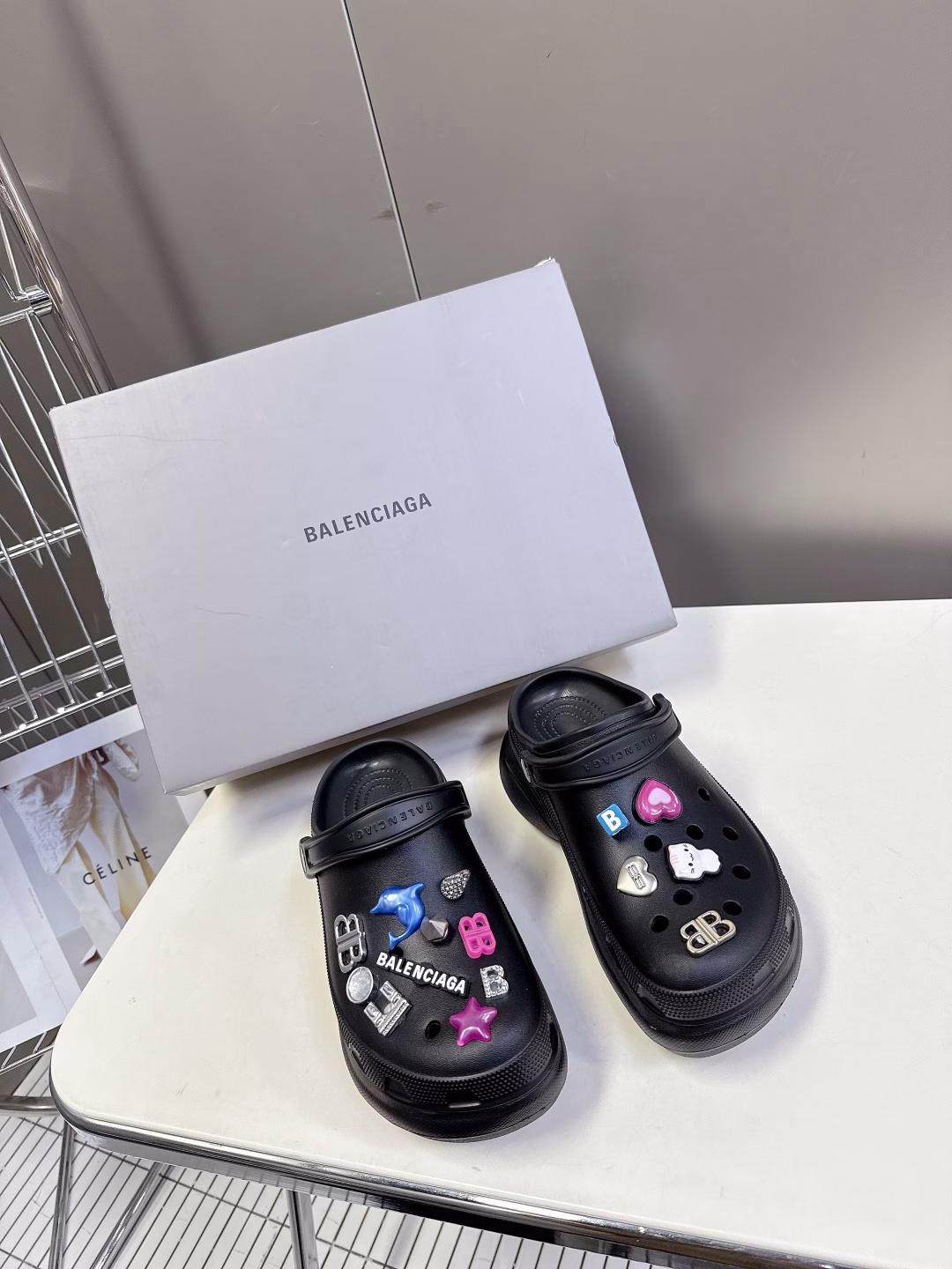 Balenciaga's latest spring and summer couple's hole shoes, the 25 spring new dark horse items, domestic and foreign fashion bloggers have worn them for big shows, popular on domestic and foreign social platforms, fashion gurus must have, various Balenciaga elements of hardware buckle DIY, highly brand recognizable, two pairs of genuine products purchased from men's and women's counters, all hardware is reproduced, heavy investment in mold making, ingenious craftsmanship, accurate restoration of every detail, original mold EVA rubber and plastic one-piece molded outsole, super light on the feet