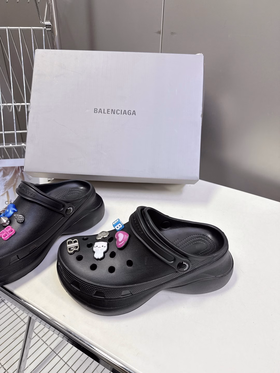 Balenciaga's latest spring and summer couple's hole shoes, the 25 spring new dark horse items, domestic and foreign fashion bloggers have worn them for big shows, popular on domestic and foreign social platforms, fashion gurus must have, various Balenciaga elements of hardware buckle DIY, highly brand recognizable, two pairs of genuine products purchased from men's and women's counters, all hardware is reproduced, heavy investment in mold making, ingenious craftsmanship, accurate restoration of every detail, original mold EVA rubber and plastic one-piece molded outsole, super light on the feet
