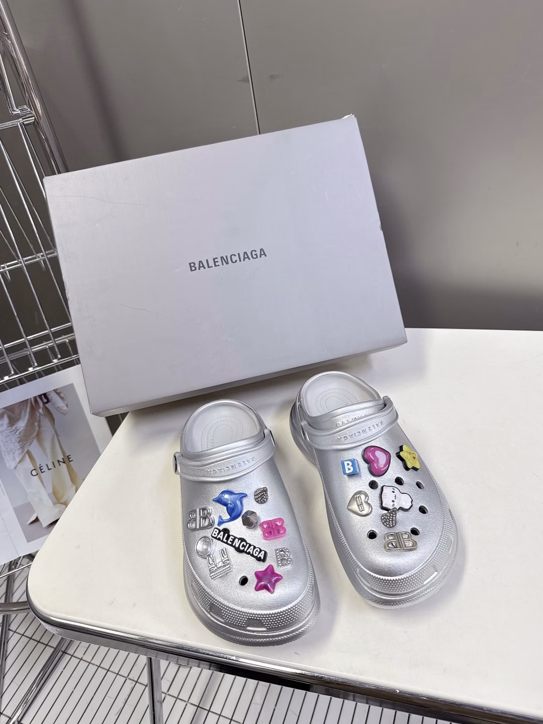 Balenciaga's latest spring and summer couple's hole shoes, the 25 spring new dark horse items, domestic and foreign fashion bloggers have worn them for big shows, popular on domestic and foreign social platforms, fashion gurus must have, various Balenciaga elements of hardware buckle DIY, highly brand recognizable, two pairs of genuine products purchased from men's and women's counters, all hardware is reproduced, heavy investment in mold making, ingenious craftsmanship, accurate restoration of every detail, original mold EVA rubber and plastic one-piece molded outsole, super light on the feet