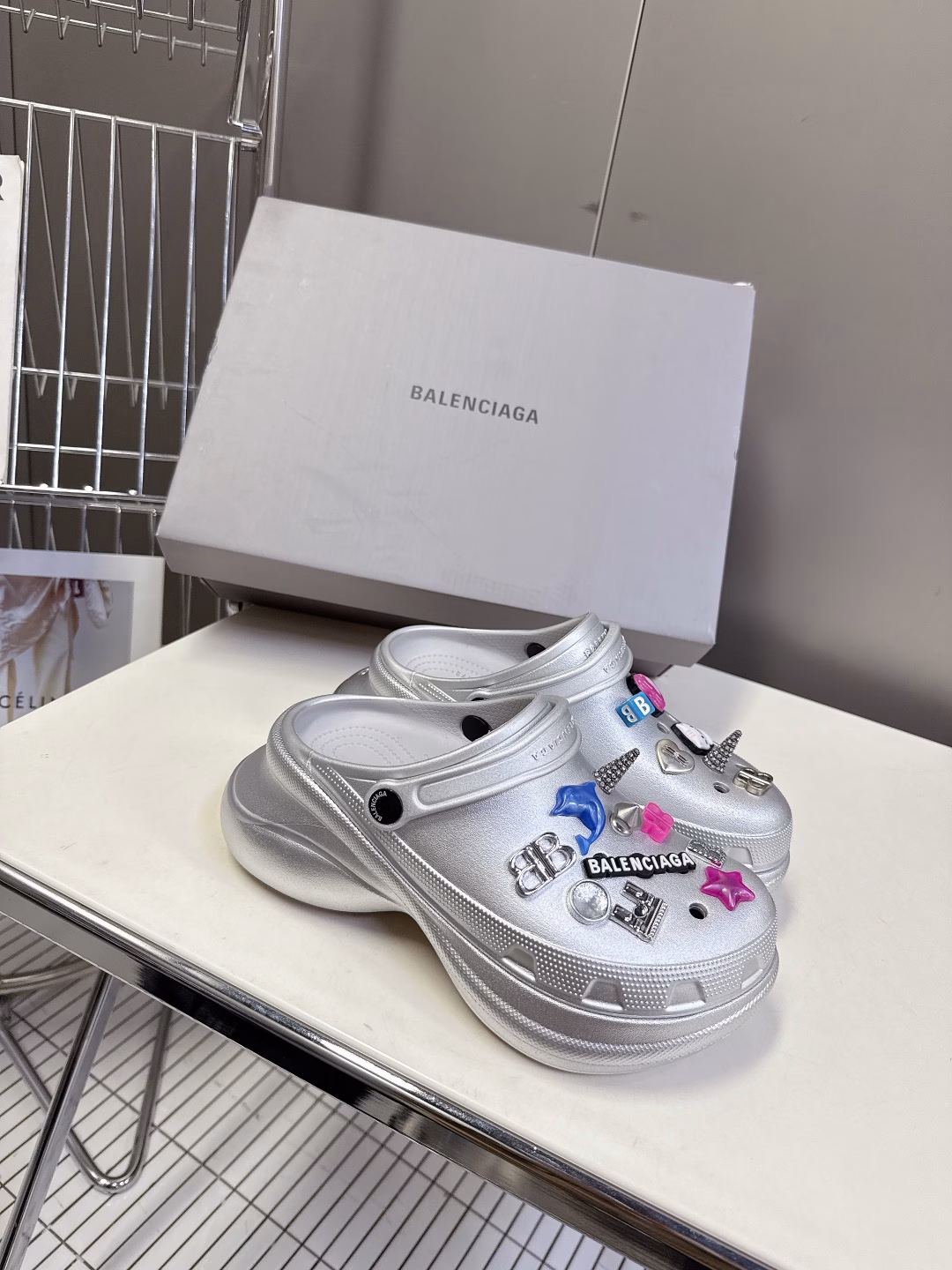 Balenciaga's latest spring and summer couple's hole shoes, the 25 spring new dark horse items, domestic and foreign fashion bloggers have worn them for big shows, popular on domestic and foreign social platforms, fashion gurus must have, various Balenciaga elements of hardware buckle DIY, highly brand recognizable, two pairs of genuine products purchased from men's and women's counters, all hardware is reproduced, heavy investment in mold making, ingenious craftsmanship, accurate restoration of every detail, original mold EVA rubber and plastic one-piece molded outsole, super light on the feet
