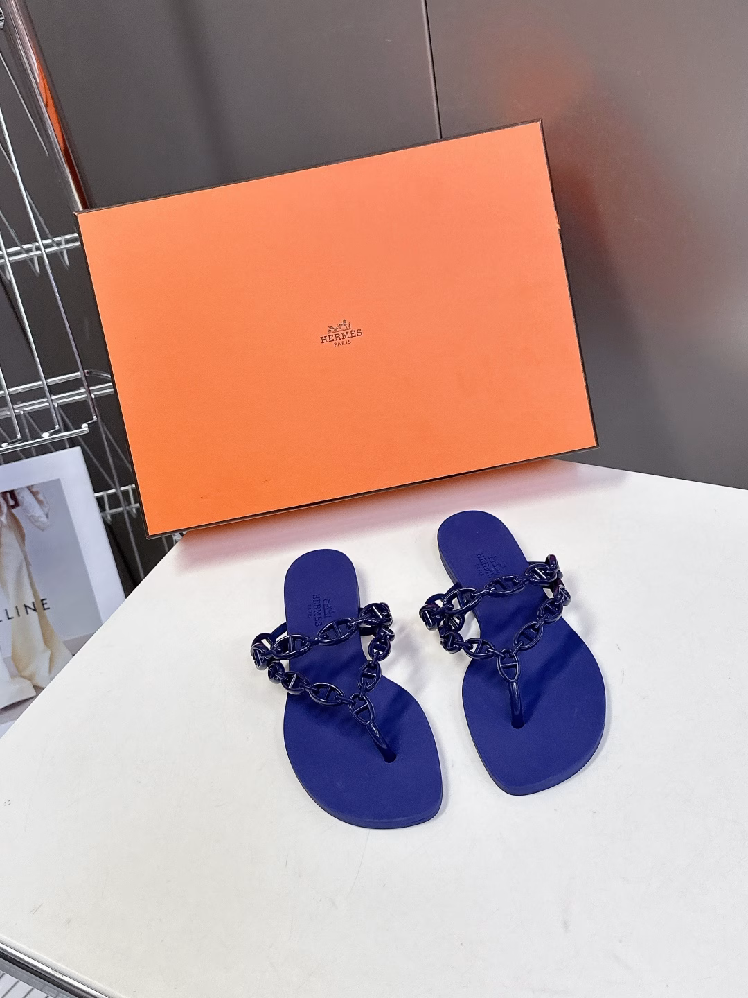 S Hermès Spring and Summer New Flip FlopsThe only flip flops from h. Simple design. Highly recognizable H hardware. The first one. Stronger wrapping feeling when wearing it, and more comfortable to walk. ✔️ Original replica quality. One-to-one restoration of details. One-piece upper. Original rubber non-slip outsole. Original full set of packaging