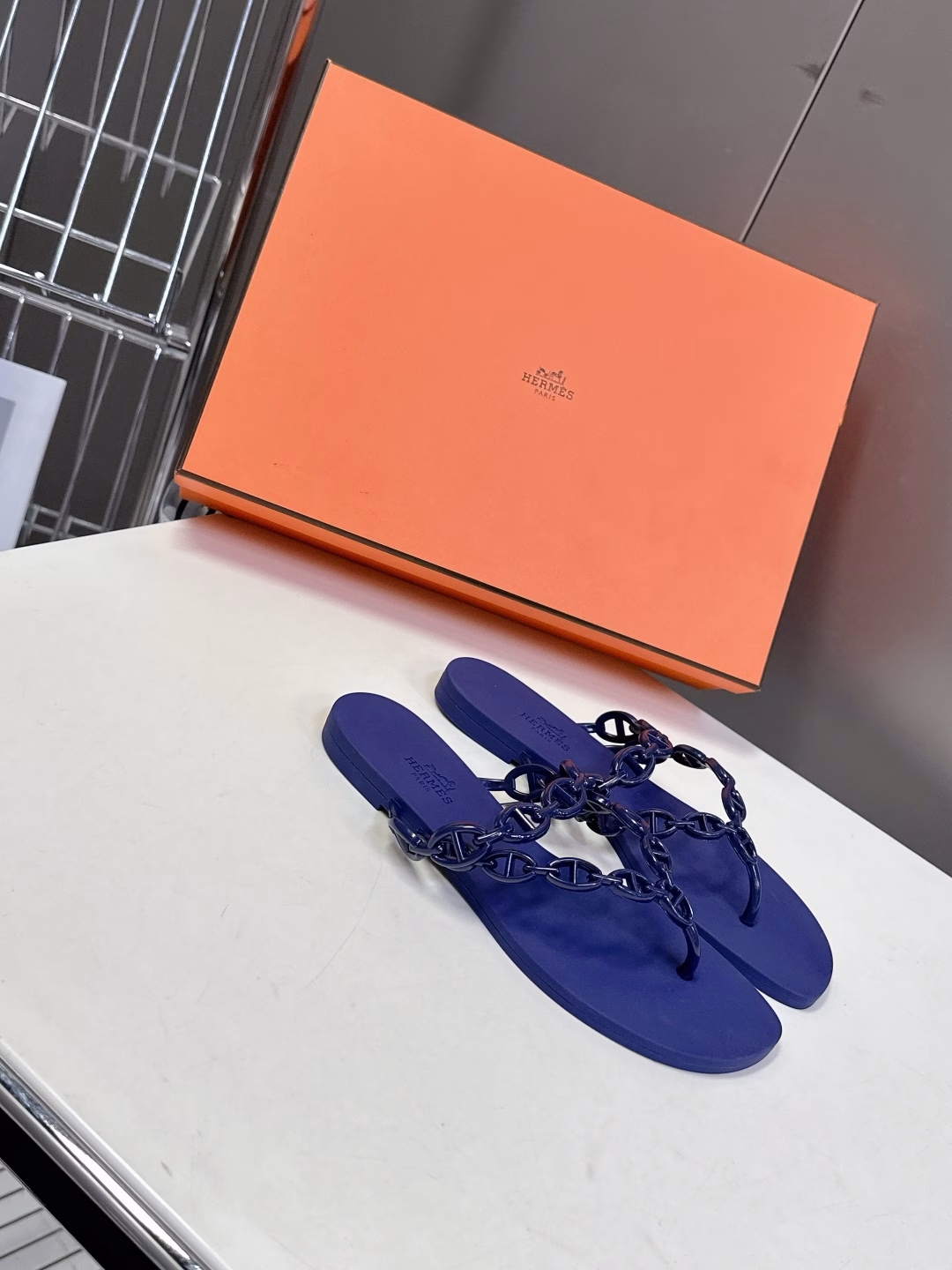 S Hermès Spring and Summer New Flip FlopsThe only flip flops from h. Simple design. Highly recognizable H hardware. The first one. Stronger wrapping feeling when wearing it, and more comfortable to walk. ✔️ Original replica quality. One-to-one restoration of details. One-piece upper. Original rubber non-slip outsole. Original full set of packaging