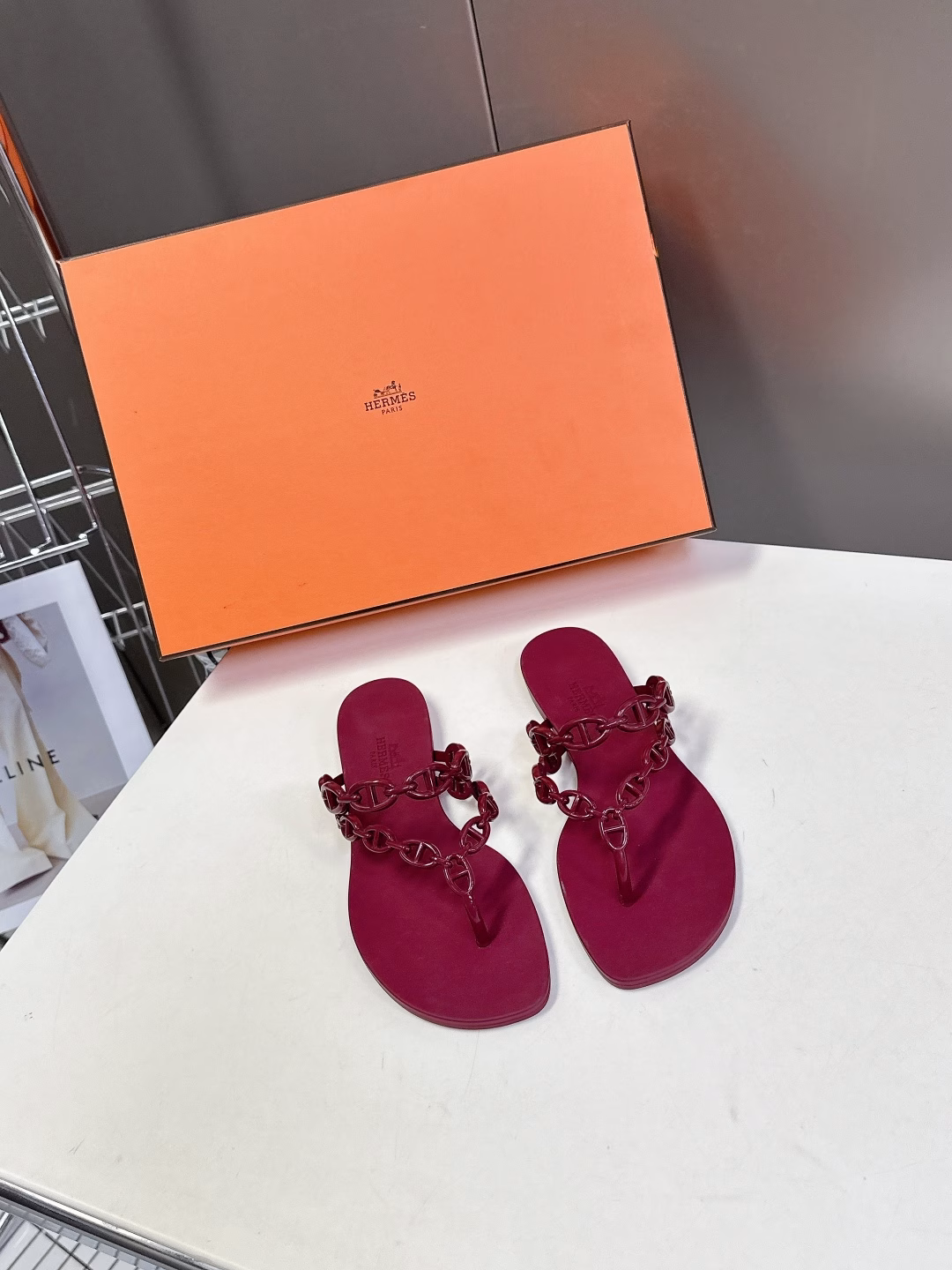 S Hermès Spring and Summer New Flip FlopsThe only flip flops from h. Simple design. Highly recognizable H hardware. The first one. Stronger wrapping feeling when wearing it, and more comfortable to walk. ✔️ Original replica quality. One-to-one restoration of details. One-piece upper. Original rubber non-slip outsole. Original full set of packaging