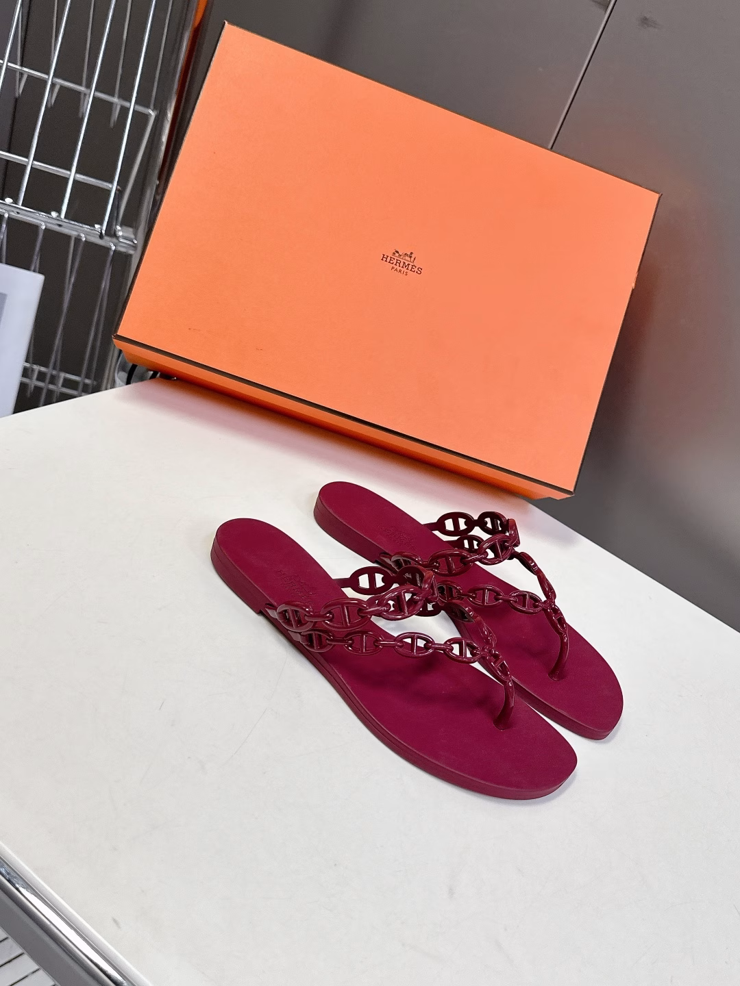 S Hermès Spring and Summer New Flip FlopsThe only flip flops from h. Simple design. Highly recognizable H hardware. The first one. Stronger wrapping feeling when wearing it, and more comfortable to walk. ✔️ Original replica quality. One-to-one restoration of details. One-piece upper. Original rubber non-slip outsole. Original full set of packaging