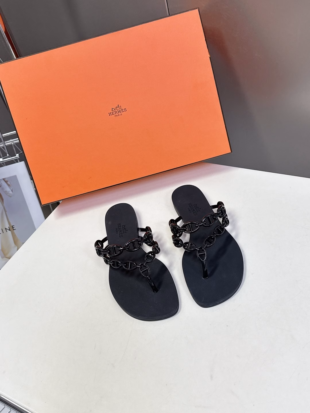 S Hermès Spring and Summer New Flip FlopsThe only flip flops from h. Simple design. Highly recognizable H hardware. The first one. Stronger wrapping feeling when wearing it, and more comfortable to walk. ✔️ Original replica quality. One-to-one restoration of details. One-piece upper. Original rubber non-slip outsole. Original full set of packaging