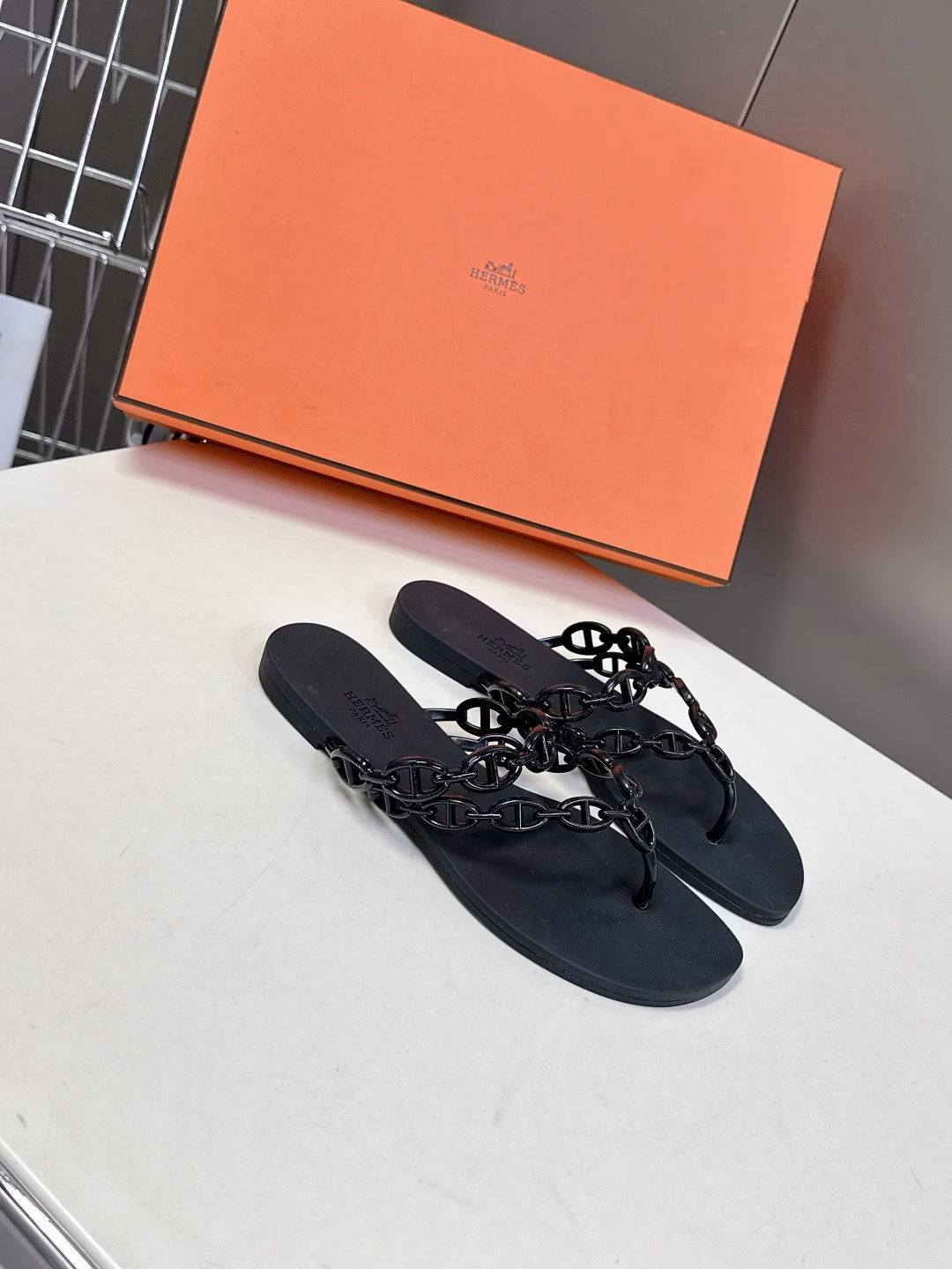 S Hermès Spring and Summer New Flip FlopsThe only flip flops from h. Simple design. Highly recognizable H hardware. The first one. Stronger wrapping feeling when wearing it, and more comfortable to walk. ✔️ Original replica quality. One-to-one restoration of details. One-piece upper. Original rubber non-slip outsole. Original full set of packaging