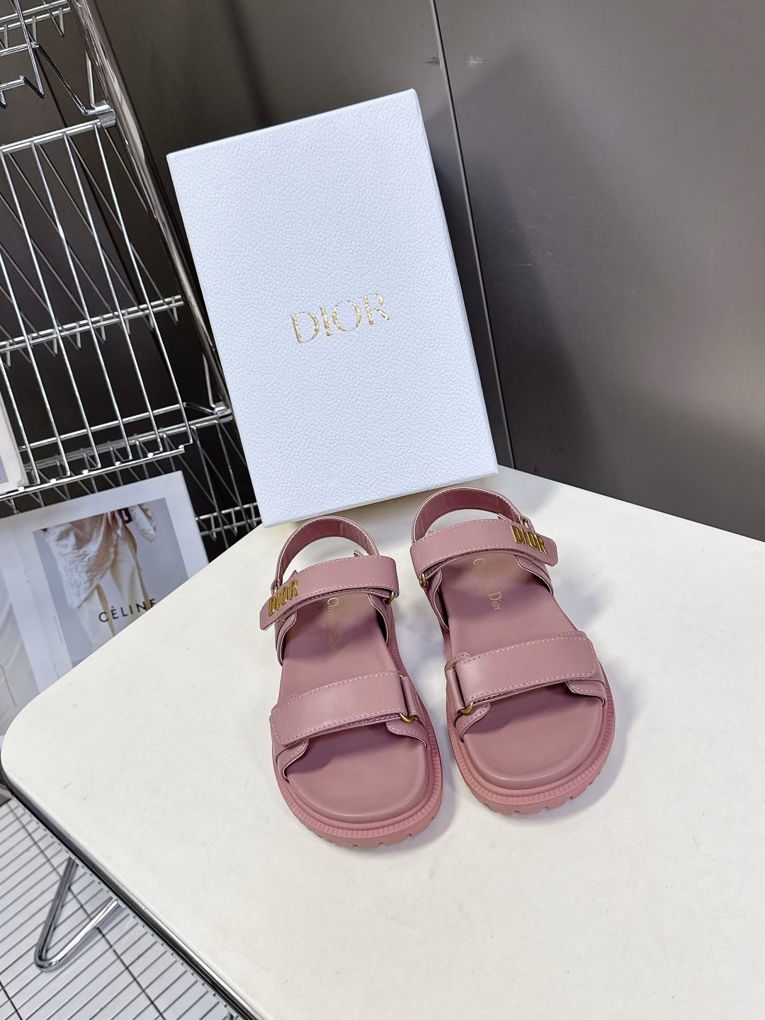 Dior's latest spring and summer Velcro sandals, recommended by many celebrities and influencers, a must-have for summer. Classic design + Dior LOGO hardware embellishment, super good-looking and versatile, very soft to wear ✔️ Imported embroidered cowhide upper, sheepskin lining, genuine molded TPU outsole