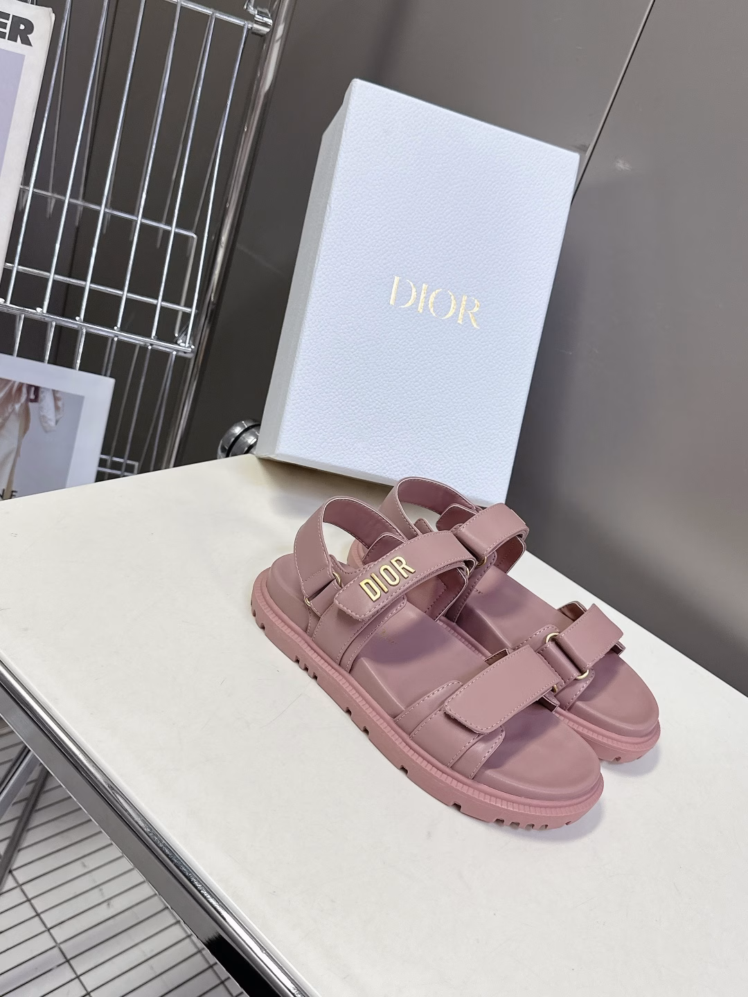 Dior's latest spring and summer Velcro sandals, recommended by many celebrities and influencers, a must-have for summer. Classic design + Dior LOGO hardware embellishment, super good-looking and versatile, very soft to wear ✔️ Imported embroidered cowhide upper, sheepskin lining, genuine molded TPU outsole