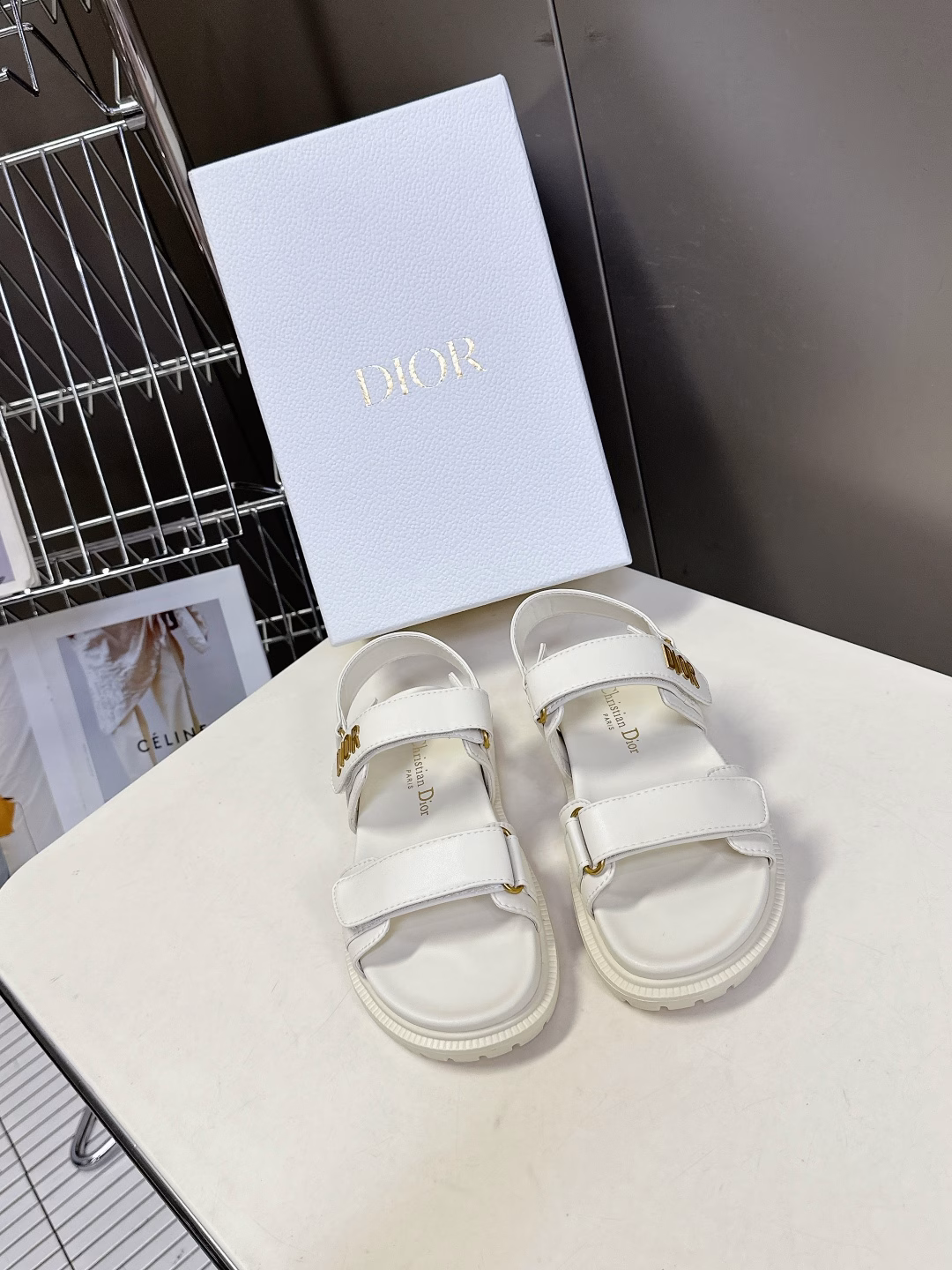 Dior's latest spring and summer Velcro sandals, recommended by many celebrities and influencers, a must-have for summer. Classic design + Dior LOGO hardware embellishment, super good-looking and versatile, very soft to wear ✔️ Imported embroidered cowhide upper, sheepskin lining, genuine molded TPU outsole