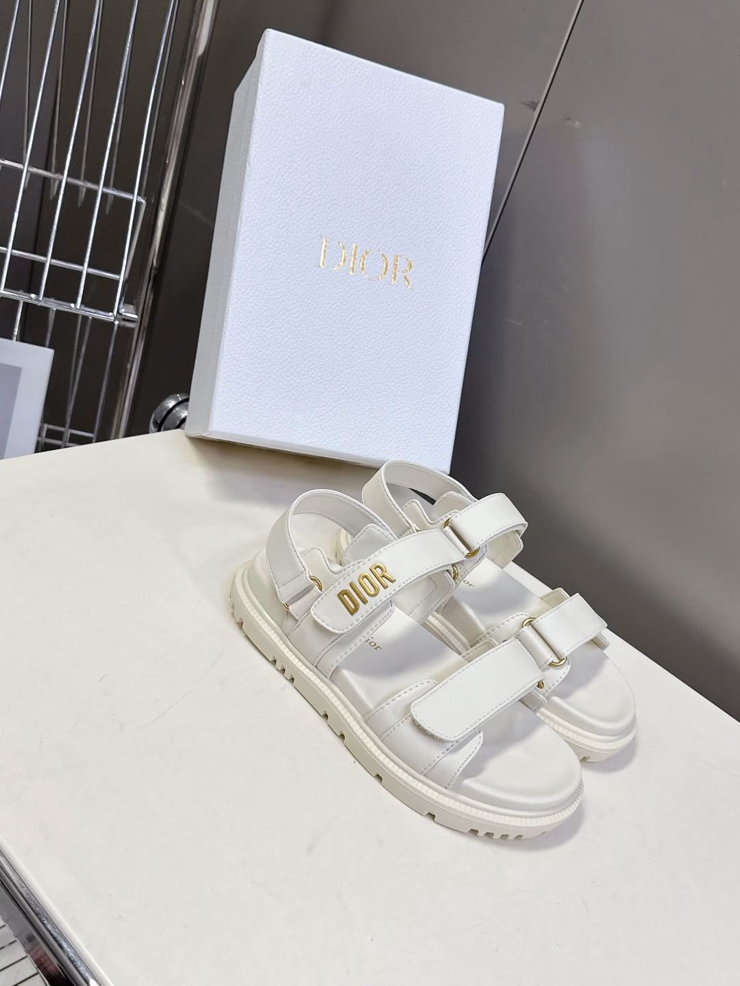 Dior's latest spring and summer Velcro sandals, recommended by many celebrities and influencers, a must-have for summer. Classic design + Dior LOGO hardware embellishment, super good-looking and versatile, very soft to wear ✔️ Imported embroidered cowhide upper, sheepskin lining, genuine molded TPU outsole