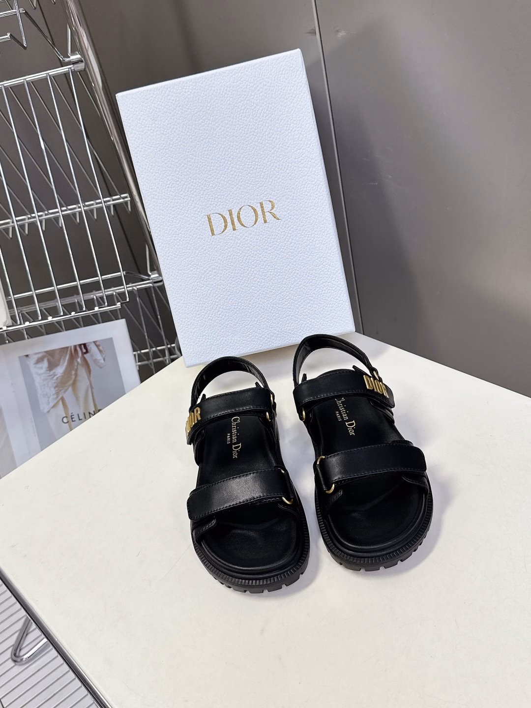 Dior's latest spring and summer Velcro sandals, recommended by many celebrities and influencers, a must-have for summer. Classic design + Dior LOGO hardware embellishment, super good-looking and versatile, very soft to wear ✔️ Imported embroidered cowhide upper, sheepskin lining, genuine molded TPU outsole