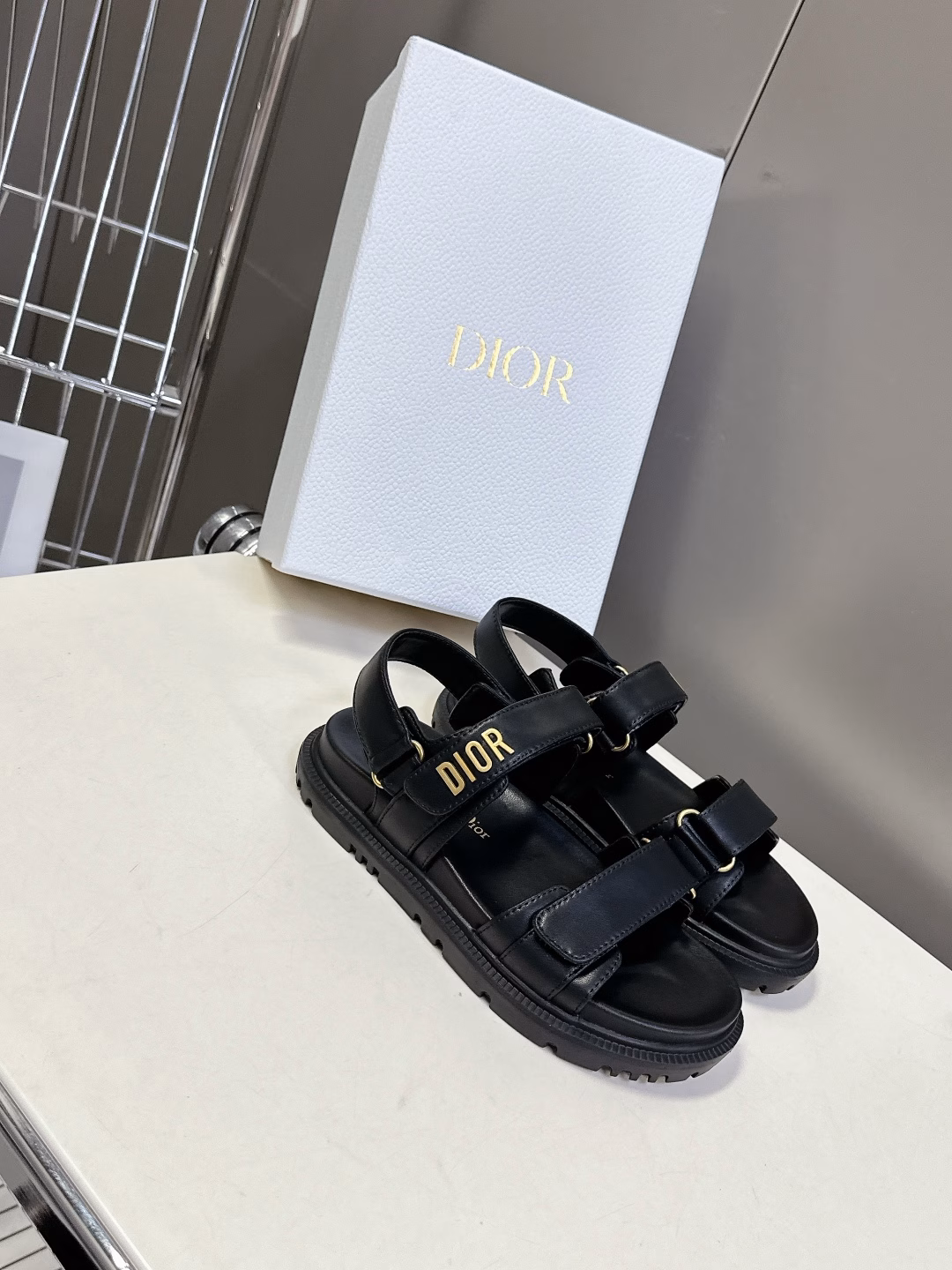 Dior's latest spring and summer Velcro sandals, recommended by many celebrities and influencers, a must-have for summer. Classic design + Dior LOGO hardware embellishment, super good-looking and versatile, very soft to wear ✔️ Imported embroidered cowhide upper, sheepskin lining, genuine molded TPU outsole