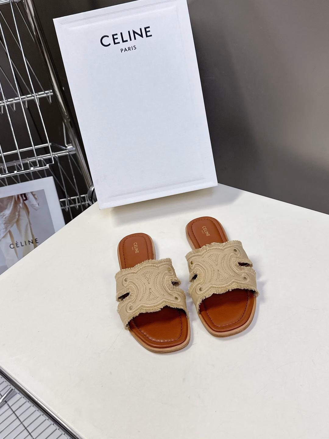 Celine's latest spring and summer retro Arc de Triomphe fashionable slippers are paired with socks in summer. They are absolutely amazing‼ ️The retro touch brings a full sense of fashion. Absolute✔️Original purchase and development, still the highest output, restore the original custom washed denim material, cowhide lining, original molded leather outsole non-slip bottom film