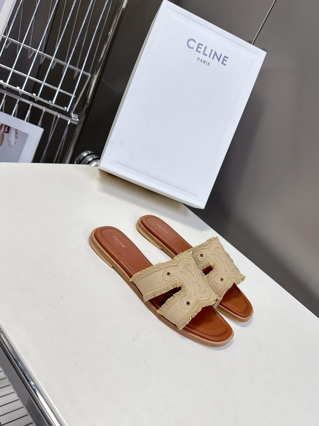 Celine's latest spring and summer retro Arc de Triomphe fashionable slippers are paired with socks in summer. They are absolutely amazing‼ ️The retro touch brings a full sense of fashion. Absolute✔️Original purchase and development, still the highest output, restore the original custom washed denim material, cowhide lining, original molded leather outsole non-slip bottom film