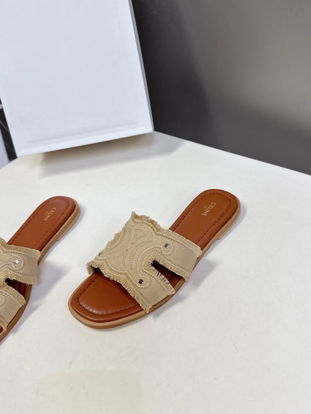 Celine's latest spring and summer retro Arc de Triomphe fashionable slippers are paired with socks in summer. They are absolutely amazing‼ ️The retro touch brings a full sense of fashion. Absolute✔️Original purchase and development, still the highest output, restore the original custom washed denim material, cowhide lining, original molded leather outsole non-slip bottom film