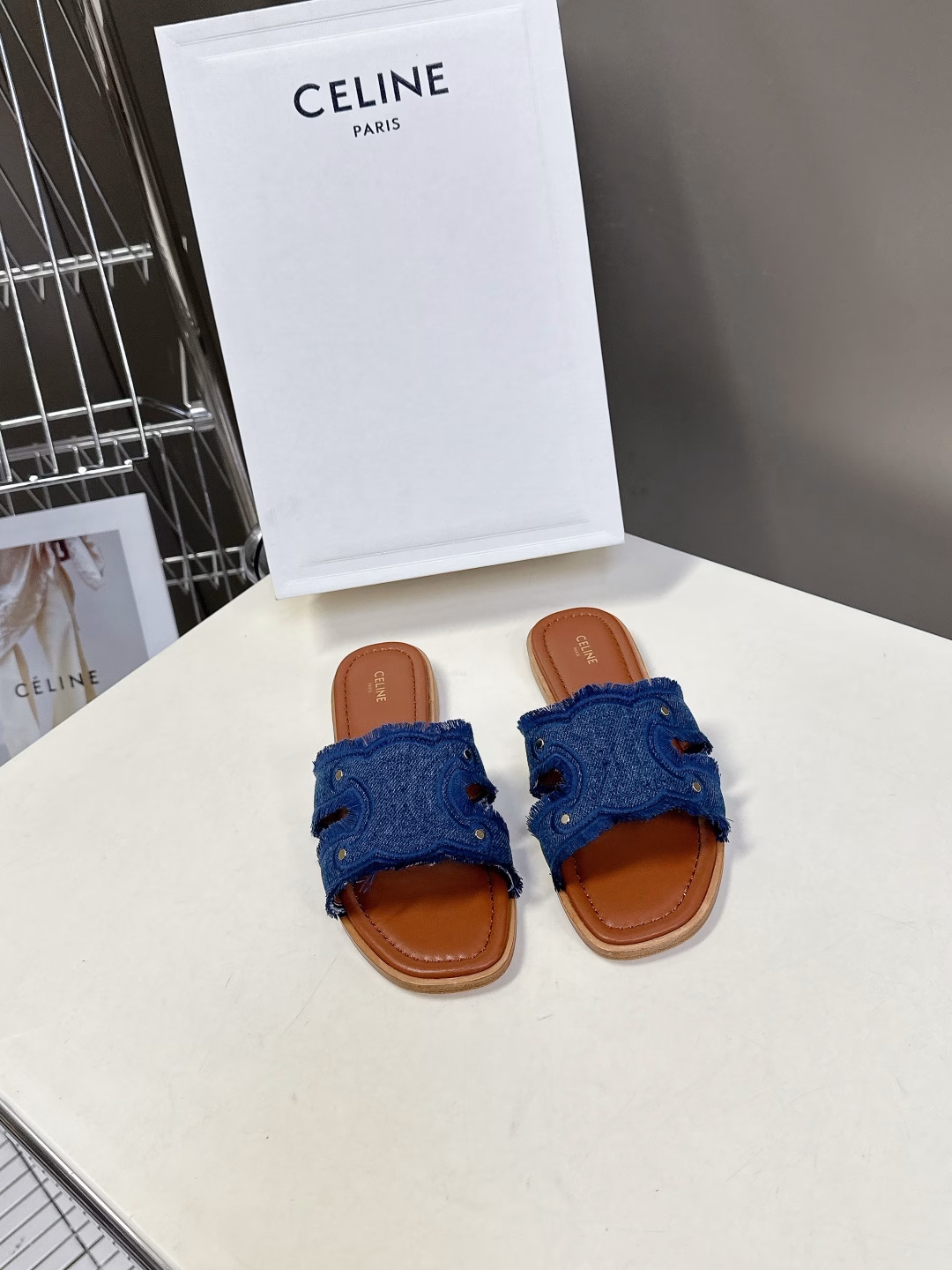 Celine's latest spring and summer retro Arc de Triomphe fashionable slippers are paired with socks in summer. They are absolutely amazing‼ ️The retro touch brings a full sense of fashion. Absolute✔️Original purchase and development, still the highest output, restore the original custom washed denim material, cowhide lining, original molded leather outsole non-slip bottom film