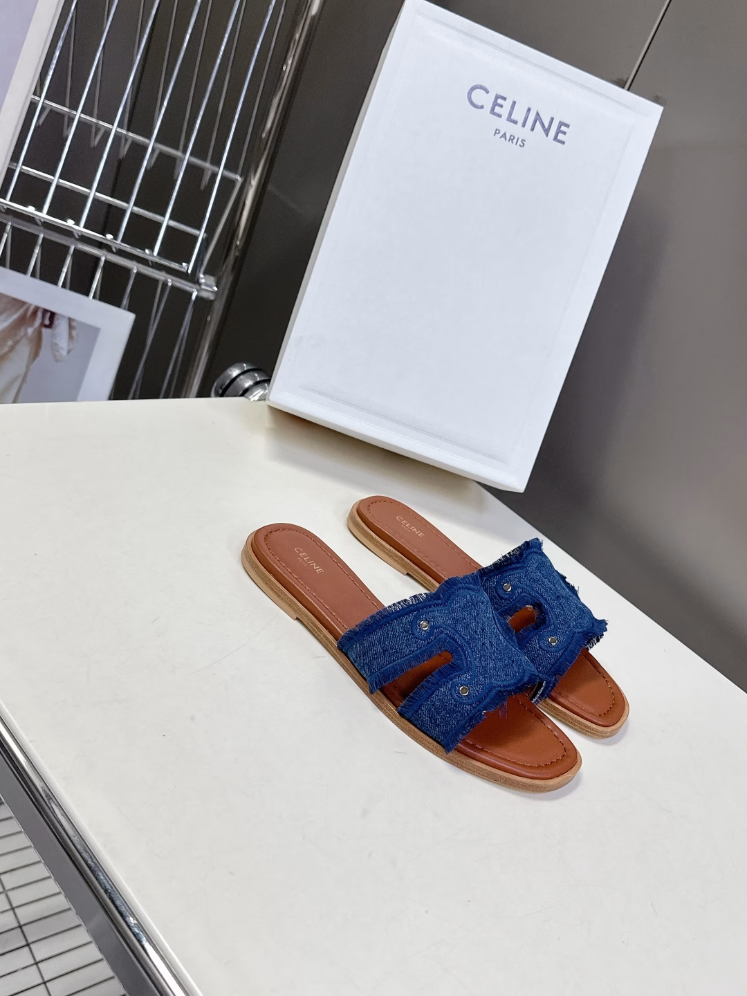 Celine's latest spring and summer retro Arc de Triomphe fashionable slippers are paired with socks in summer. They are absolutely amazing‼ ️The retro touch brings a full sense of fashion. Absolute✔️Original purchase and development, still the highest output, restore the original custom washed denim material, cowhide lining, original molded leather outsole non-slip bottom film