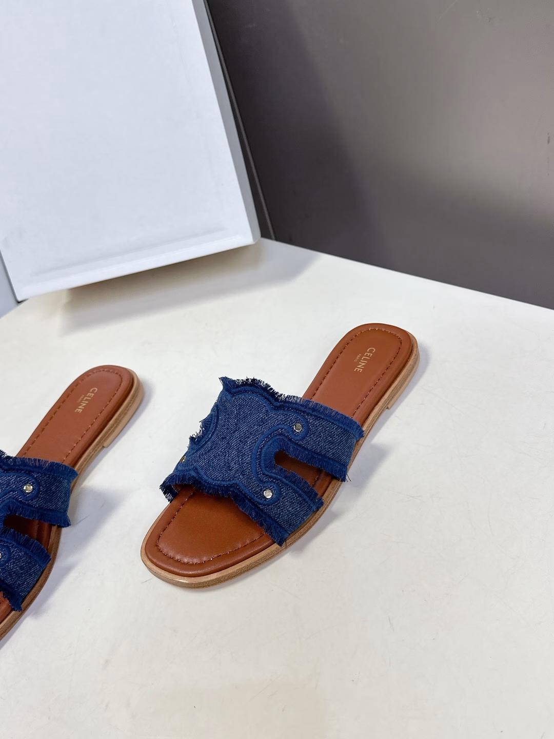 Celine's latest spring and summer retro Arc de Triomphe fashionable slippers are paired with socks in summer. They are absolutely amazing‼ ️The retro touch brings a full sense of fashion. Absolute✔️Original purchase and development, still the highest output, restore the original custom washed denim material, cowhide lining, original molded leather outsole non-slip bottom film