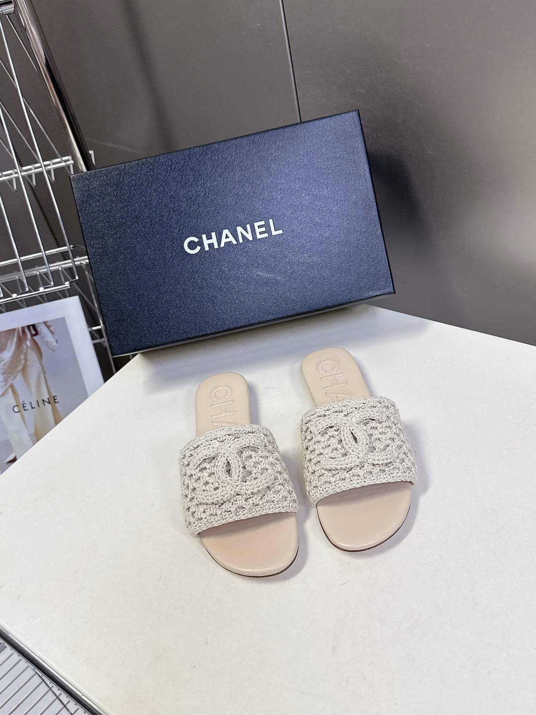 Chanel's latest spring and summer double C slippers are a one-to-one replica of the original. The style is super good. The latest and most fashionable design. The slippers that are popular all over the Internet are cool and fashionable. The unique design is the most eye-catching. It also modifies the leg shape and makes you look thinner. Upper material: Made of original one-to-one customized sheepskin. The double C weaving process is super three-dimensional. Original Italian leather outsole