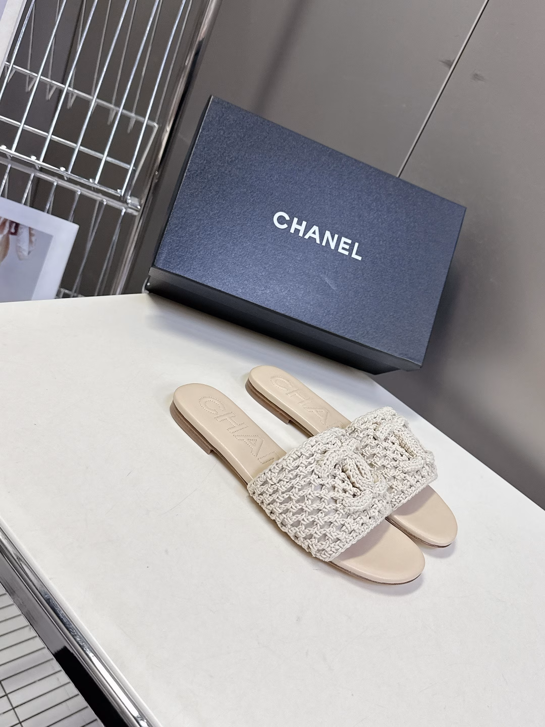 Chanel's latest spring and summer double C slippers are a one-to-one replica of the original. The style is super good. The latest and most fashionable design. The slippers that are popular all over the Internet are cool and fashionable. The unique design is the most eye-catching. It also modifies the leg shape and makes you look thinner. Upper material: Made of original one-to-one customized sheepskin. The double C weaving process is super three-dimensional. Original Italian leather outsole