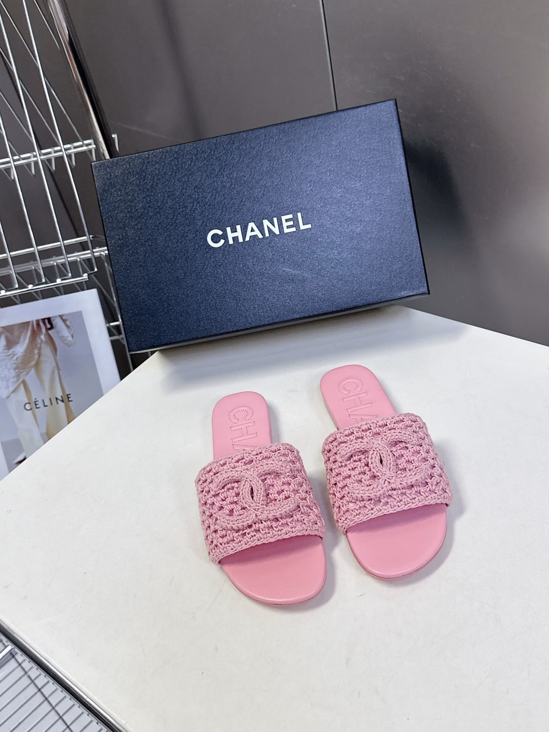 Chanel's latest spring and summer double C slippers are a one-to-one replica of the original. The style is super good. The latest and most fashionable design. The slippers that are popular all over the Internet are cool and fashionable. The unique design is the most eye-catching. It also modifies the leg shape and makes you look thinner. Upper material: Made of original one-to-one customized sheepskin. The double C weaving process is super three-dimensional. Original Italian leather outsole