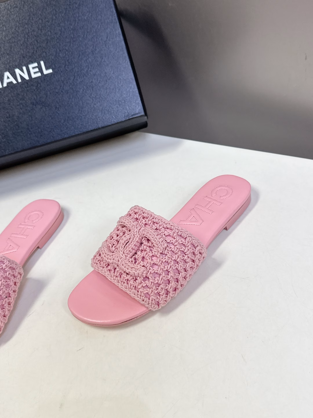 Chanel's latest spring and summer double C slippers are a one-to-one replica of the original. The style is super good. The latest and most fashionable design. The slippers that are popular all over the Internet are cool and fashionable. The unique design is the most eye-catching. It also modifies the leg shape and makes you look thinner. Upper material: Made of original one-to-one customized sheepskin. The double C weaving process is super three-dimensional. Original Italian leather outsole