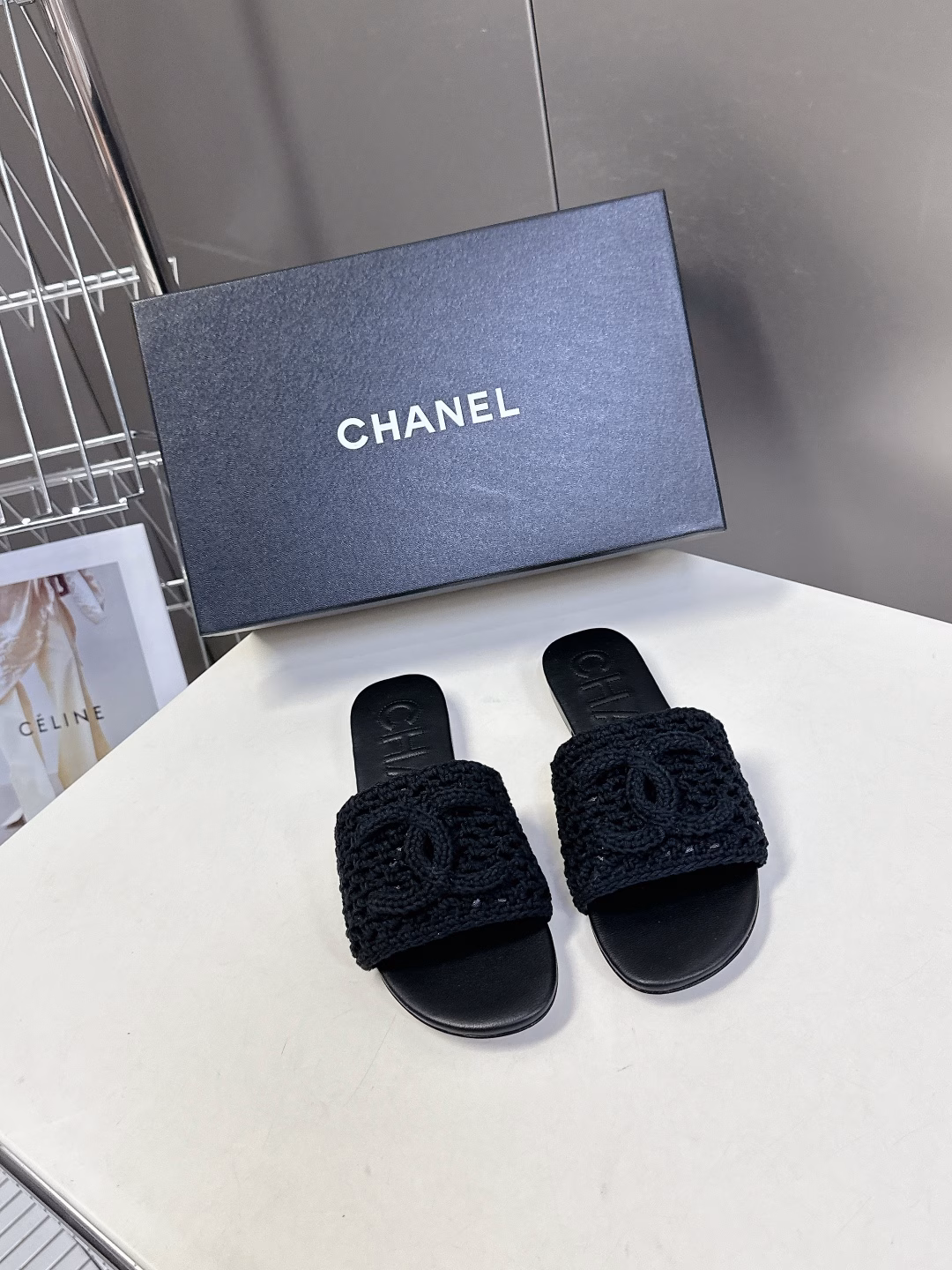 Chanel's latest spring and summer double C slippers are a one-to-one replica of the original. The style is super good. The latest and most fashionable design. The slippers that are popular all over the Internet are cool and fashionable. The unique design is the most eye-catching. It also modifies the leg shape and makes you look thinner. Upper material: Made of original one-to-one customized sheepskin. The double C weaving process is super three-dimensional. Original Italian leather outsole