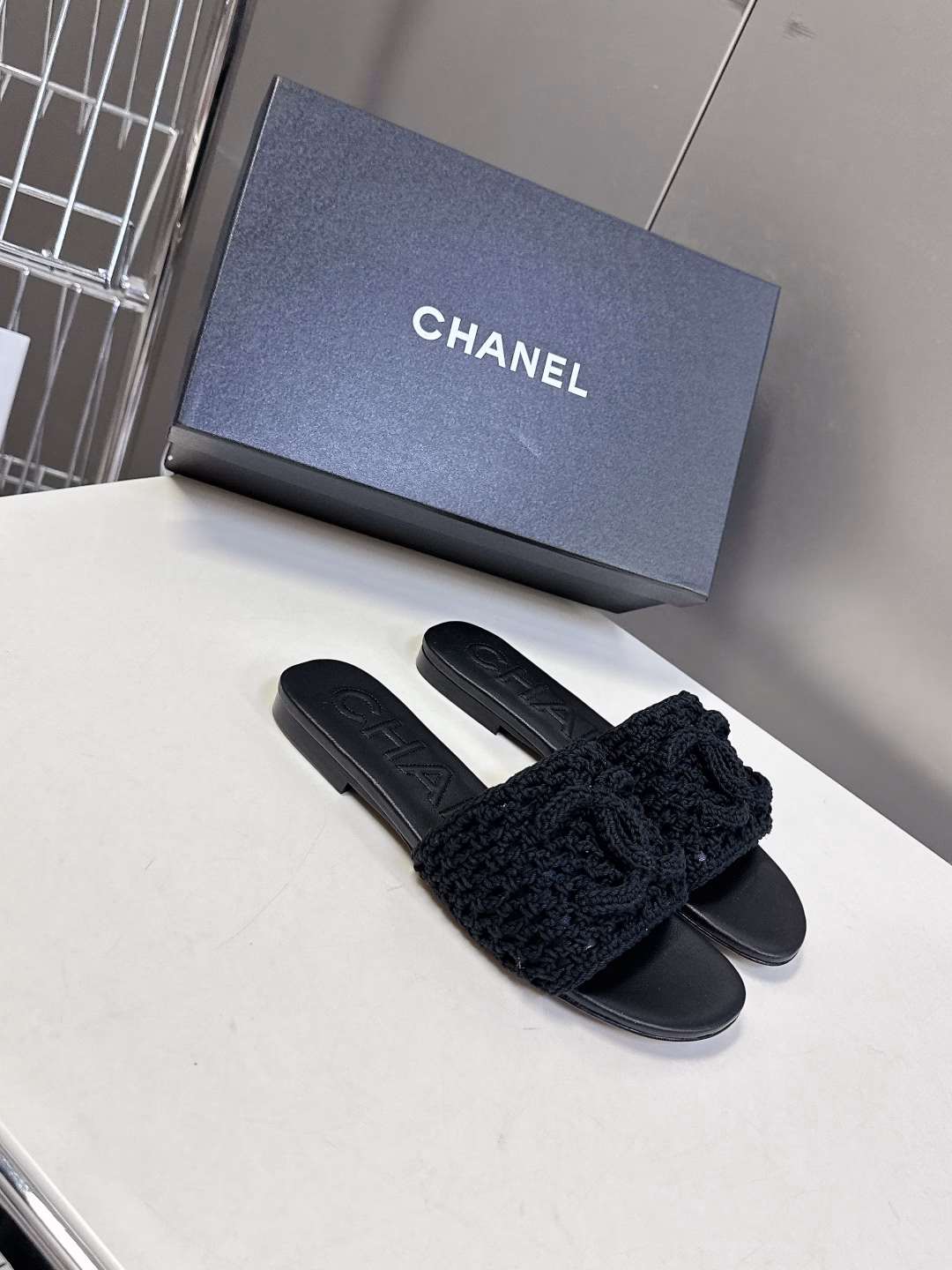 Chanel's latest spring and summer double C slippers are a one-to-one replica of the original. The style is super good. The latest and most fashionable design. The slippers that are popular all over the Internet are cool and fashionable. The unique design is the most eye-catching. It also modifies the leg shape and makes you look thinner. Upper material: Made of original one-to-one customized sheepskin. The double C weaving process is super three-dimensional. Original Italian leather outsole