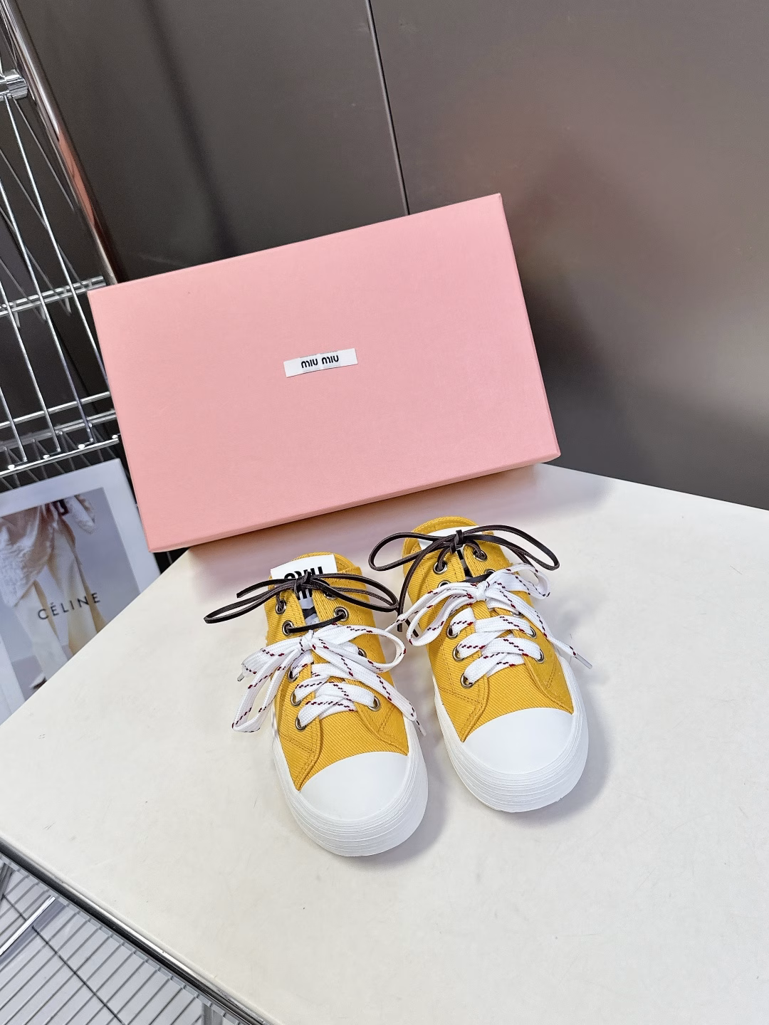 MIUMIU Miu Miu's latest American retro style~ The most popular double-lace cloth shoes with good looks. A must-have~ Simple and advanced, very comfortable to wear with any combination, a must-have for the year! The latest spring and summer catwalk cloth shoes, a popular one among domestic and foreign bloggers, the Little Red Book series, retro and fashionable, beautiful on the feet. Simple sports sneaker design, highly recognizable tongue, creating a sweet and casual Buddhist style~~ Full of aura on the feet, casually matched, using original custom canvas material