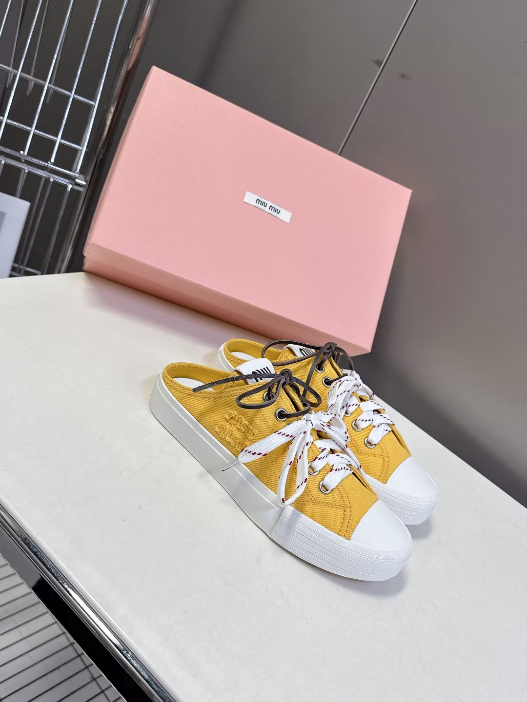 MIUMIU Miu Miu's latest American retro style~ The most popular double-lace cloth shoes with good looks. A must-have~ Simple and advanced, very comfortable to wear with any combination, a must-have for the year! The latest spring and summer catwalk cloth shoes, a popular one among domestic and foreign bloggers, the Little Red Book series, retro and fashionable, beautiful on the feet. Simple sports sneaker design, highly recognizable tongue, creating a sweet and casual Buddhist style~~ Full of aura on the feet, casually matched, using original custom canvas material