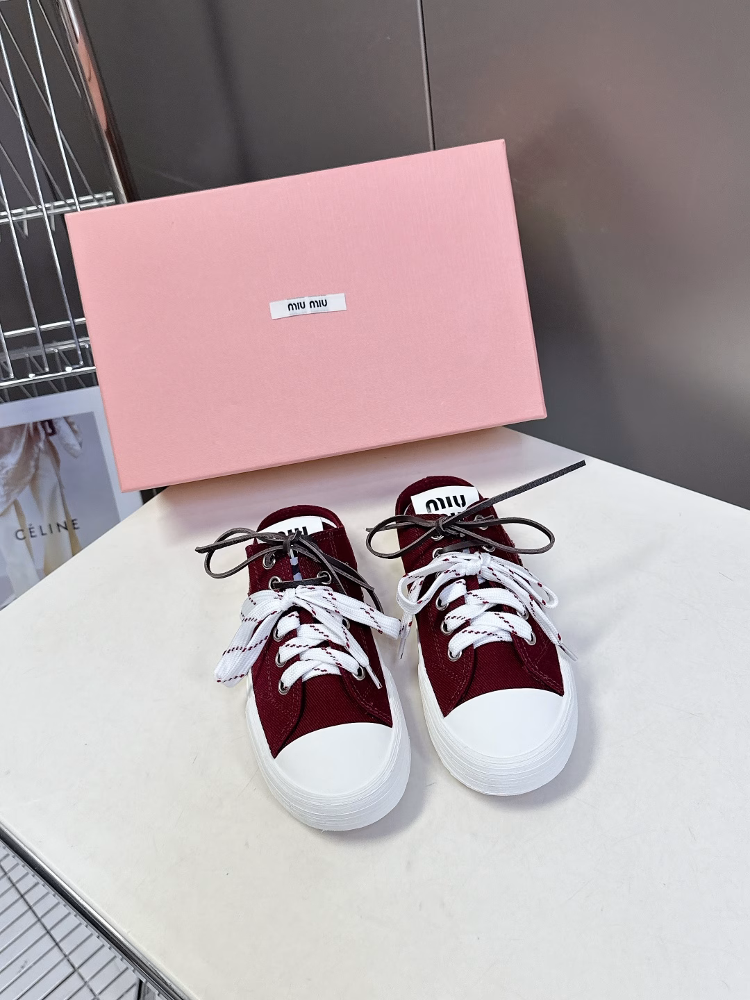 MIUMIU Miu Miu's latest American retro style~ The most popular double-lace cloth shoes with good looks. A must-have~ Simple and advanced, very comfortable to wear with any combination, a must-have for the year! The latest spring and summer catwalk cloth shoes, a popular one among domestic and foreign bloggers, the Little Red Book series, retro and fashionable, beautiful on the feet. Simple sports sneaker design, highly recognizable tongue, creating a sweet and casual Buddhist style~~ Full of aura on the feet, casually matched, using original custom canvas material
