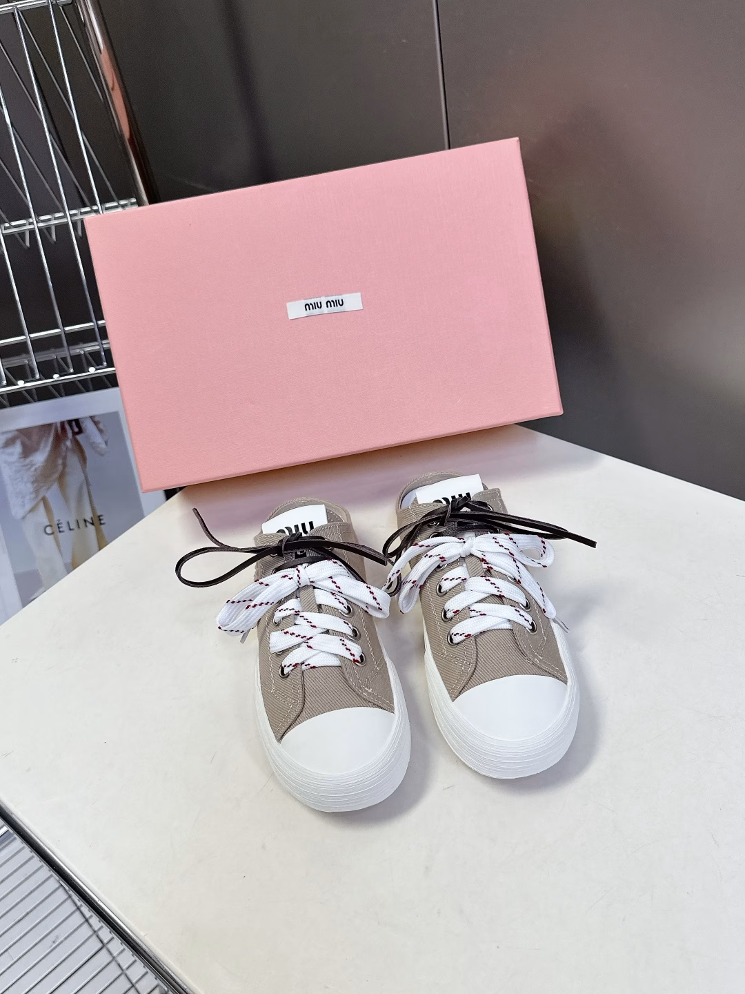 MIUMIU Miu Miu's latest American retro style~ The most popular double-lace cloth shoes with good looks. A must-have~ Simple and advanced, very comfortable to wear with any combination, a must-have for the year! The latest spring and summer catwalk cloth shoes, a popular one among domestic and foreign bloggers, the Little Red Book series, retro and fashionable, beautiful on the feet. Simple sports sneaker design, highly recognizable tongue, creating a sweet and casual Buddhist style~~ Full of aura on the feet, casually matched, using original custom canvas material
