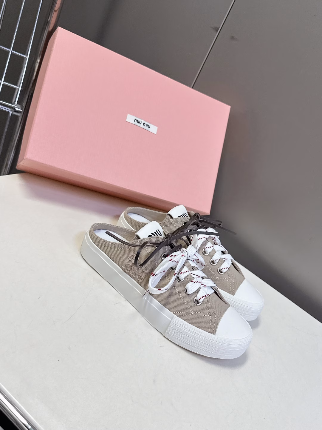 MIUMIU Miu Miu's latest American retro style~ The most popular double-lace cloth shoes with good looks. A must-have~ Simple and advanced, very comfortable to wear with any combination, a must-have for the year! The latest spring and summer catwalk cloth shoes, a popular one among domestic and foreign bloggers, the Little Red Book series, retro and fashionable, beautiful on the feet. Simple sports sneaker design, highly recognizable tongue, creating a sweet and casual Buddhist style~~ Full of aura on the feet, casually matched, using original custom canvas material