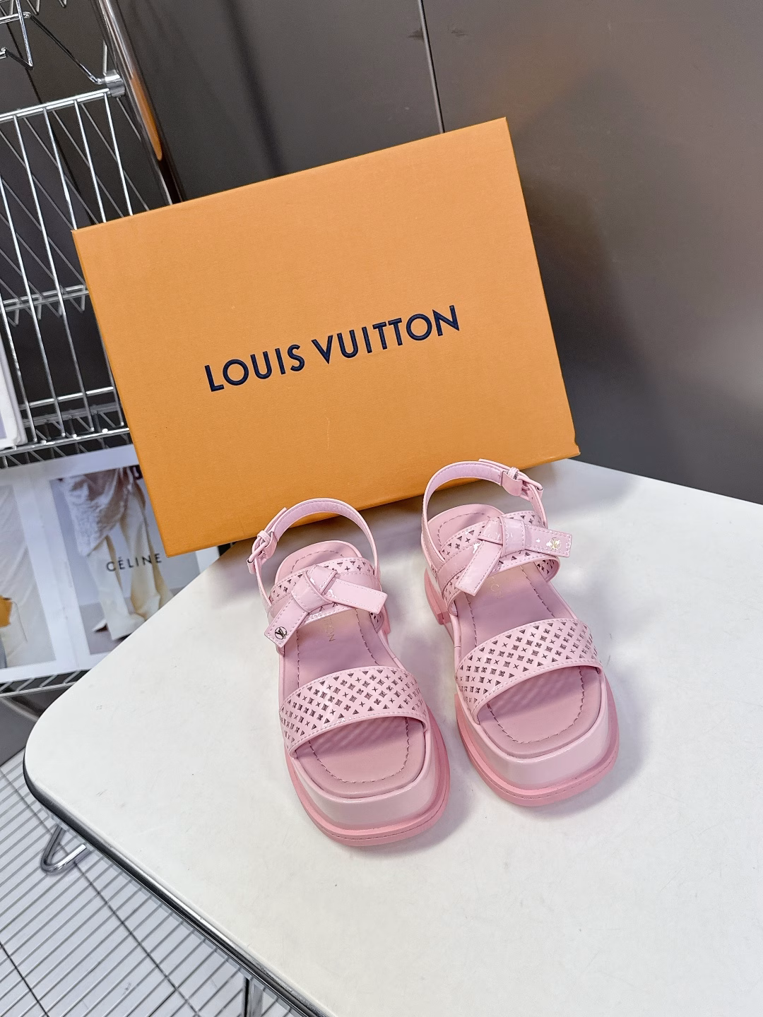 Louis Vuitton MAYA FLATFORM sandals ✖️Takashi Murakami️ co-branded modelThis Maya Flatform sandal is made of smooth cowhide leather, with wide laces running through the leather tongue, and the Murakami sunflower logo is used to inject brand heritage. The rubber outsole inherits the color of the upper, and the light leather thick sole completes the elegant style. Patent cowhide leather original rubber combination outsole
