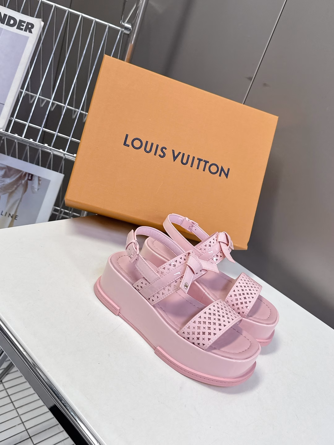 Louis Vuitton MAYA FLATFORM sandals ✖️Takashi Murakami️ co-branded modelThis Maya Flatform sandal is made of smooth cowhide leather, with wide laces running through the leather tongue, and the Murakami sunflower logo is used to inject brand heritage. The rubber outsole inherits the color of the upper, and the light leather thick sole completes the elegant style. Patent cowhide leather original rubber combination outsole