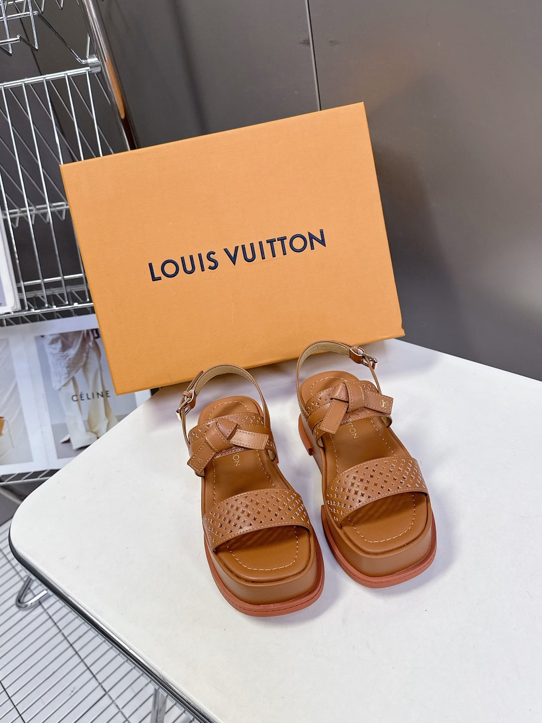 Louis Vuitton MAYA FLATFORM sandals ✖️Takashi Murakami️ co-branded modelThis Maya Flatform sandal is made of smooth cowhide leather, with wide laces running through the leather tongue, and the Murakami sunflower logo is used to inject brand heritage. The rubber outsole inherits the color of the upper, and the light leather thick sole completes the elegant style. Patent cowhide leather original rubber combination outsole