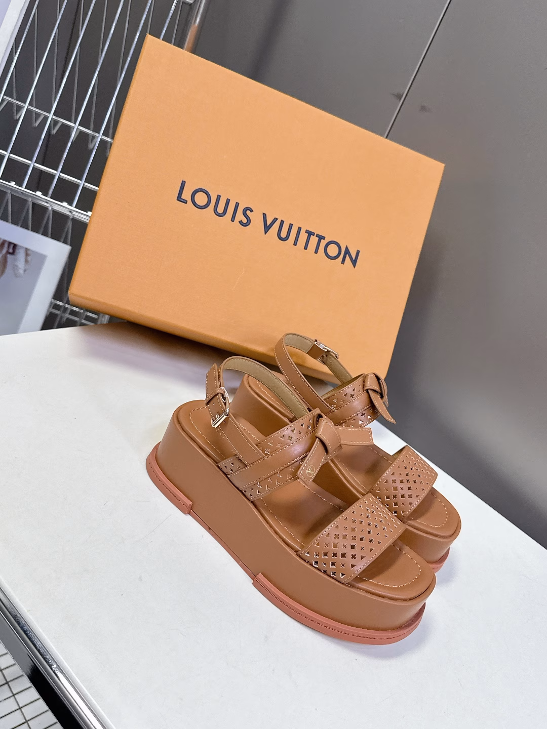 Louis Vuitton MAYA FLATFORM sandals ✖️Takashi Murakami️ co-branded modelThis Maya Flatform sandal is made of smooth cowhide leather, with wide laces running through the leather tongue, and the Murakami sunflower logo is used to inject brand heritage. The rubber outsole inherits the color of the upper, and the light leather thick sole completes the elegant style. Patent cowhide leather original rubber combination outsole