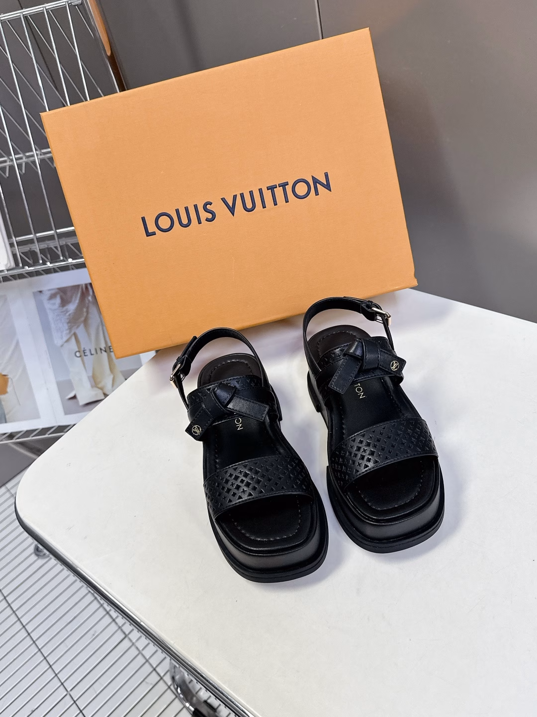 Louis Vuitton MAYA FLATFORM sandals ✖️Takashi Murakami️ co-branded modelThis Maya Flatform sandal is made of smooth cowhide leather, with wide laces running through the leather tongue, and the Murakami sunflower logo is used to inject brand heritage. The rubber outsole inherits the color of the upper, and the light leather thick sole completes the elegant style. Patent cowhide leather original rubber combination outsole