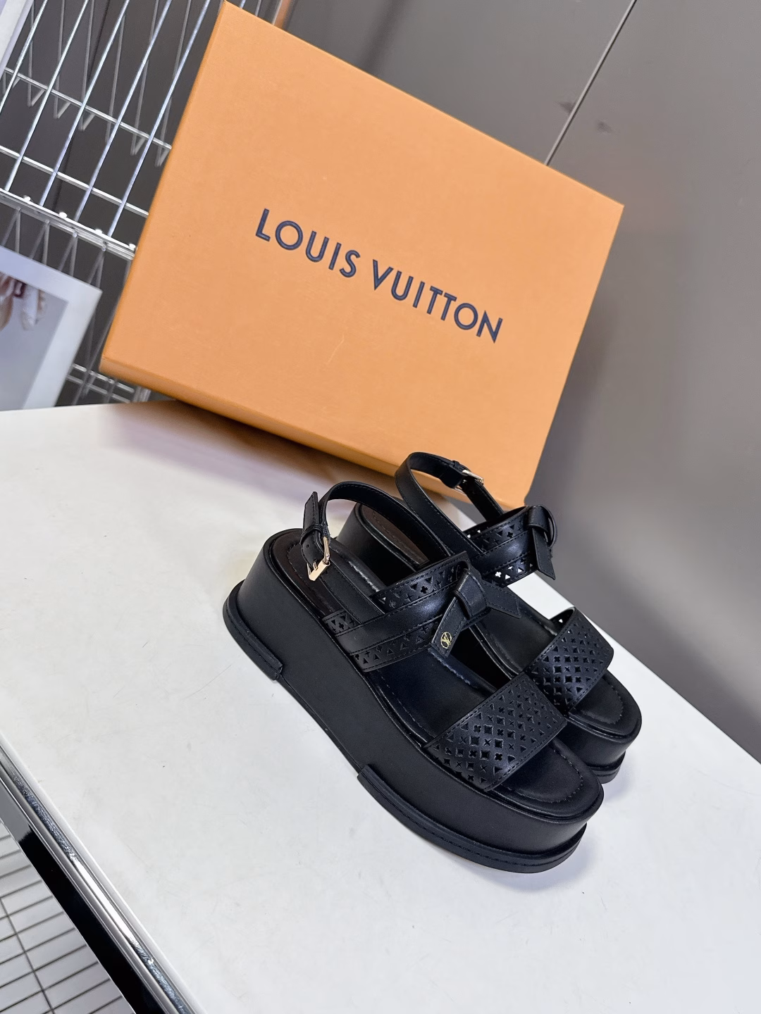 Louis Vuitton MAYA FLATFORM sandals ✖️Takashi Murakami️ co-branded modelThis Maya Flatform sandal is made of smooth cowhide leather, with wide laces running through the leather tongue, and the Murakami sunflower logo is used to inject brand heritage. The rubber outsole inherits the color of the upper, and the light leather thick sole completes the elegant style. Patent cowhide leather original rubber combination outsole