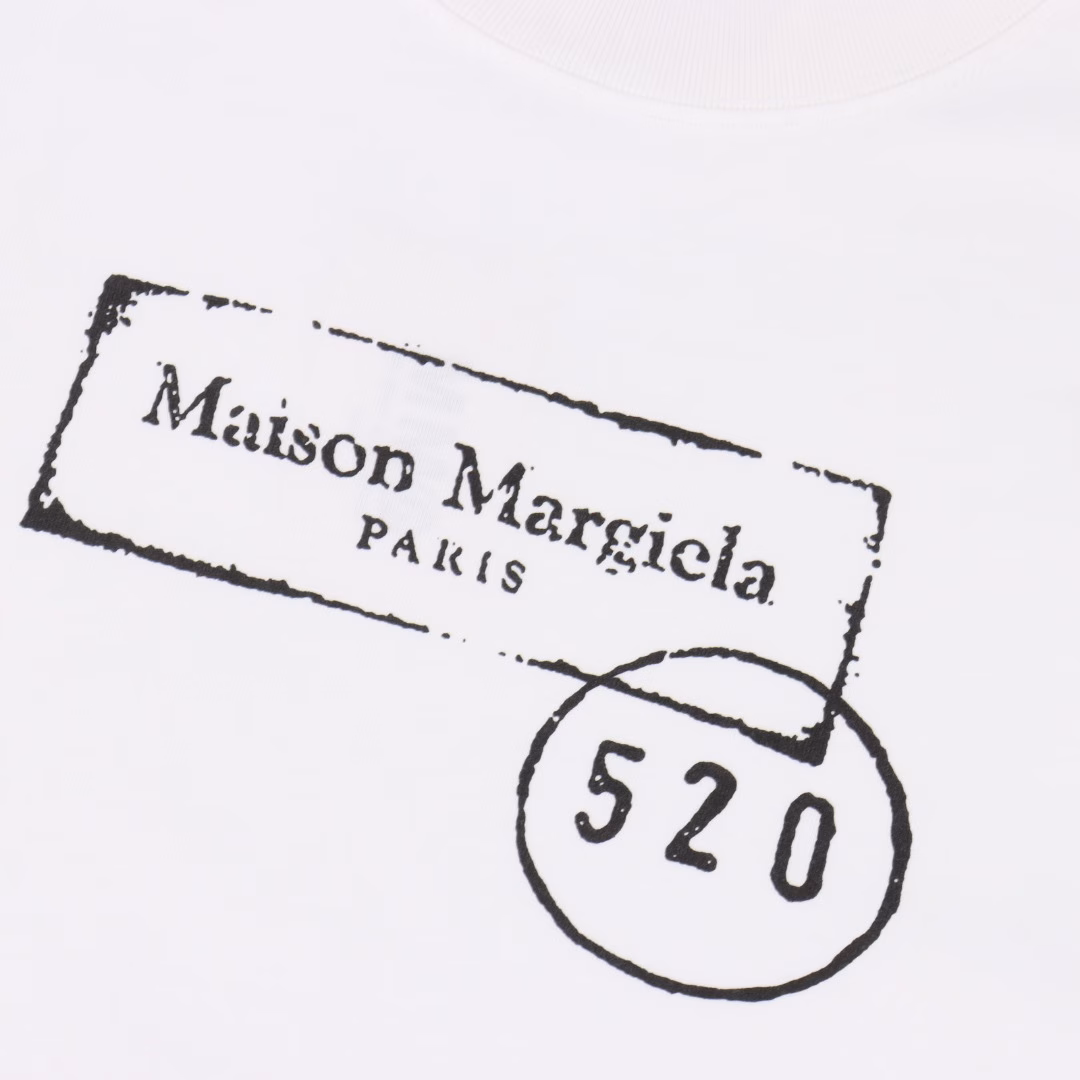 Margiela 25ss new 520 Valentine's Day limited edition letter short-sleeved T-shirtMade of 280g double sand cotton, it stands out in its simple lines, thanks to its iconic design. With its exquisite and simple style, it is a must-have item in the wardrobe regardless of gender.