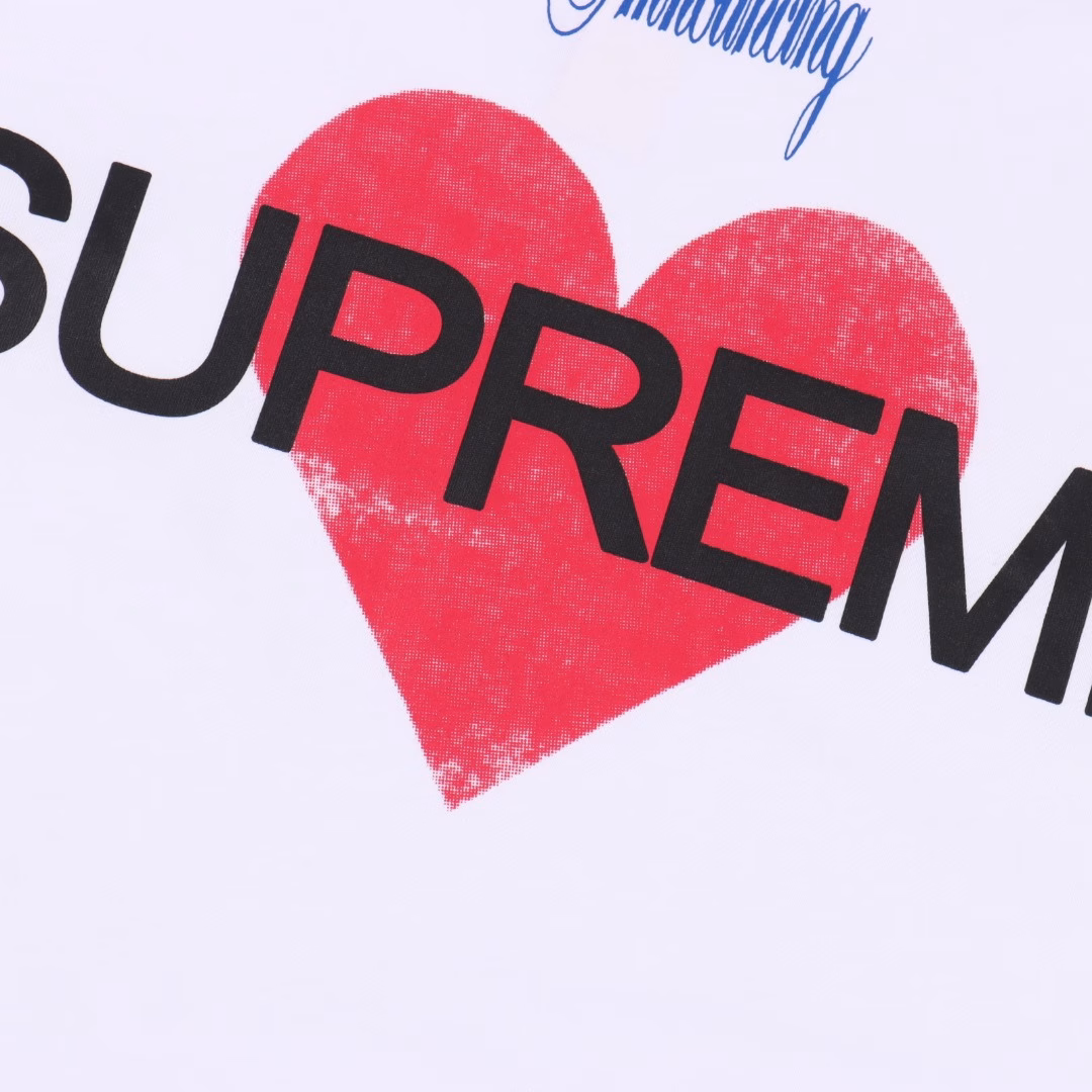 Supreme SS25 WEEK1 Announcing Tee Heart-shaped logo pattern round neck short-sleeved T-shirtThe printing details are very detailed. The threads are printed on the garment. The garment needs to be ironed and flattened before printing again. The level of detail and complexity can be imagined. Original development. The auxiliary materials and printing details are restored 1:1