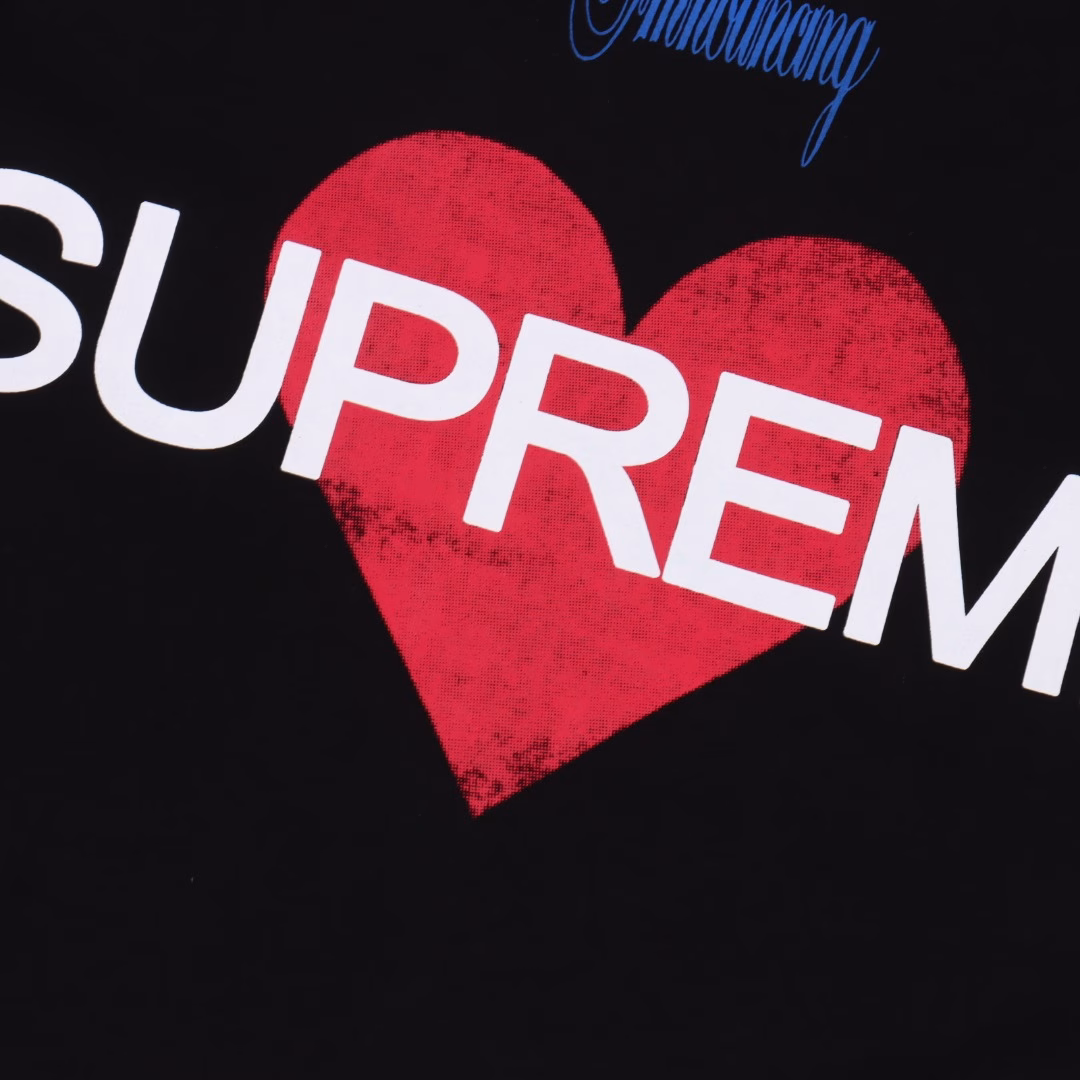 Supreme SS25 WEEK1 Announcing Tee Heart-shaped logo pattern round neck short-sleeved T-shirtThe printing details are very detailed. The threads are printed on the garment. The garment needs to be ironed and flattened before printing again. The level of detail and complexity can be imagined. Original development. The auxiliary materials and printing details are restored 1:1