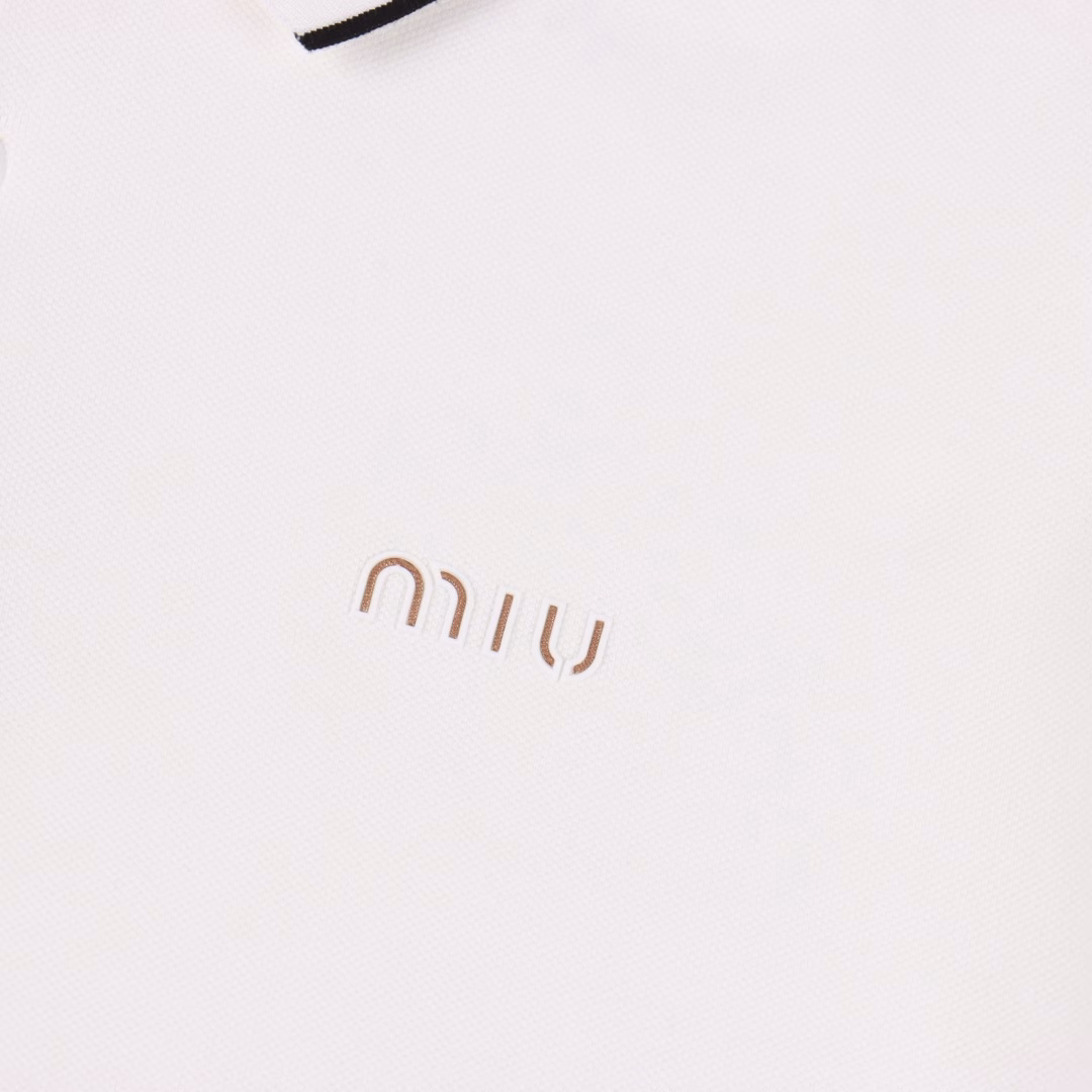 Miu Miu 25ss chest logo contrasting glued short-sleeved Polo shirtCustomer-supplied fine imitation cotton to create a pearl material fabric, soft and smooth texture, comfortable and breathable, cool,and long-term wear and washing will not fade or deform. Imported Tajima machine embroidery.Chest logo contrasting glue technology, collar, cuffs stripe contrasting design,Brand element design concept, reflecting high quality.Delicate and soft feel! Presenting a casual cut, the upper body version is superb