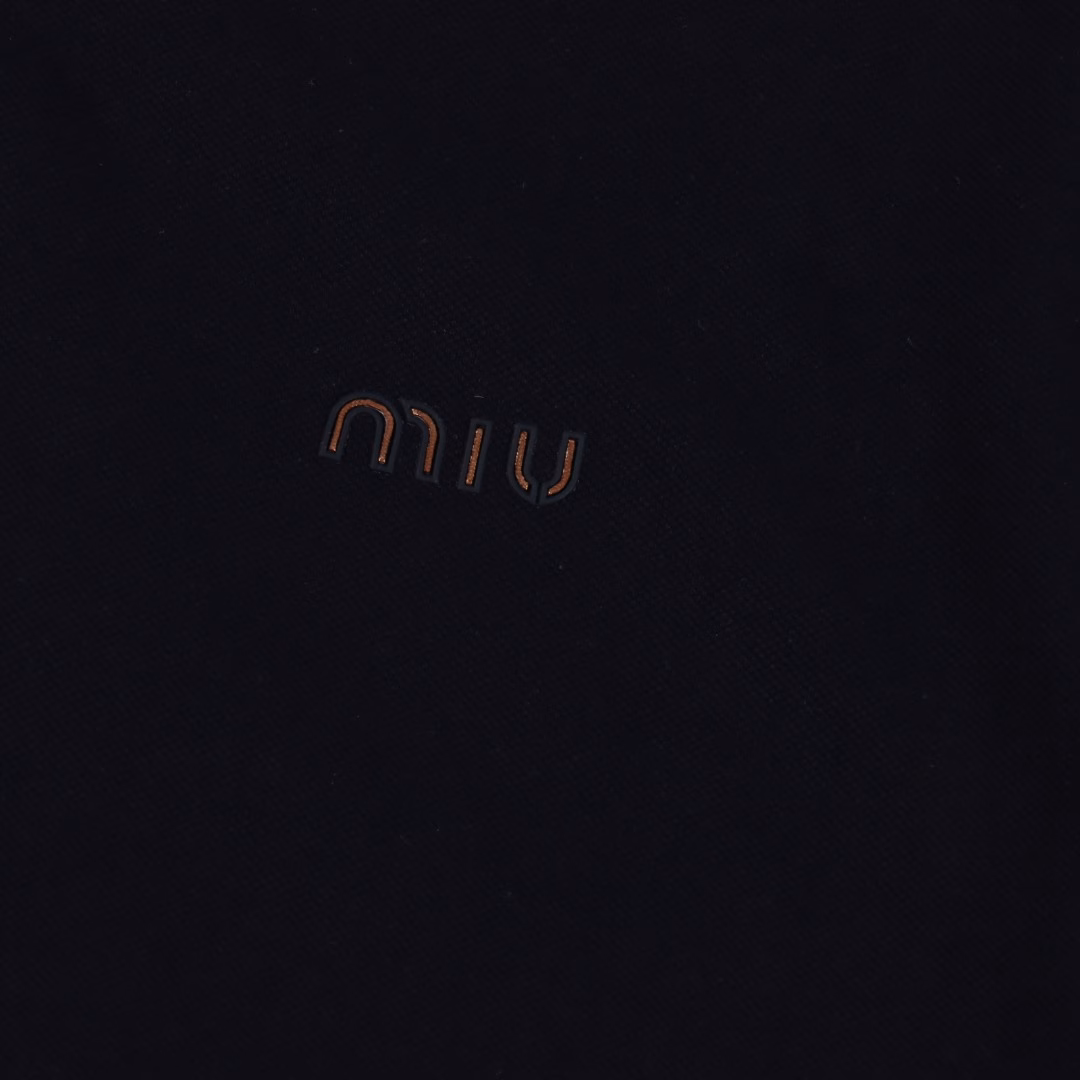 Miu Miu 25ss chest logo contrasting glued short-sleeved Polo shirtCustomer-supplied fine imitation cotton to create a pearl material fabric, soft and smooth texture, comfortable and breathable, cool,and long-term wear and washing will not fade or deform. Imported Tajima machine embroidery.Chest logo contrasting glue technology, collar, cuffs stripe contrasting design,Brand element design concept, reflecting high quality.Delicate and soft feel! Presenting a casual cut, the upper body version is superb